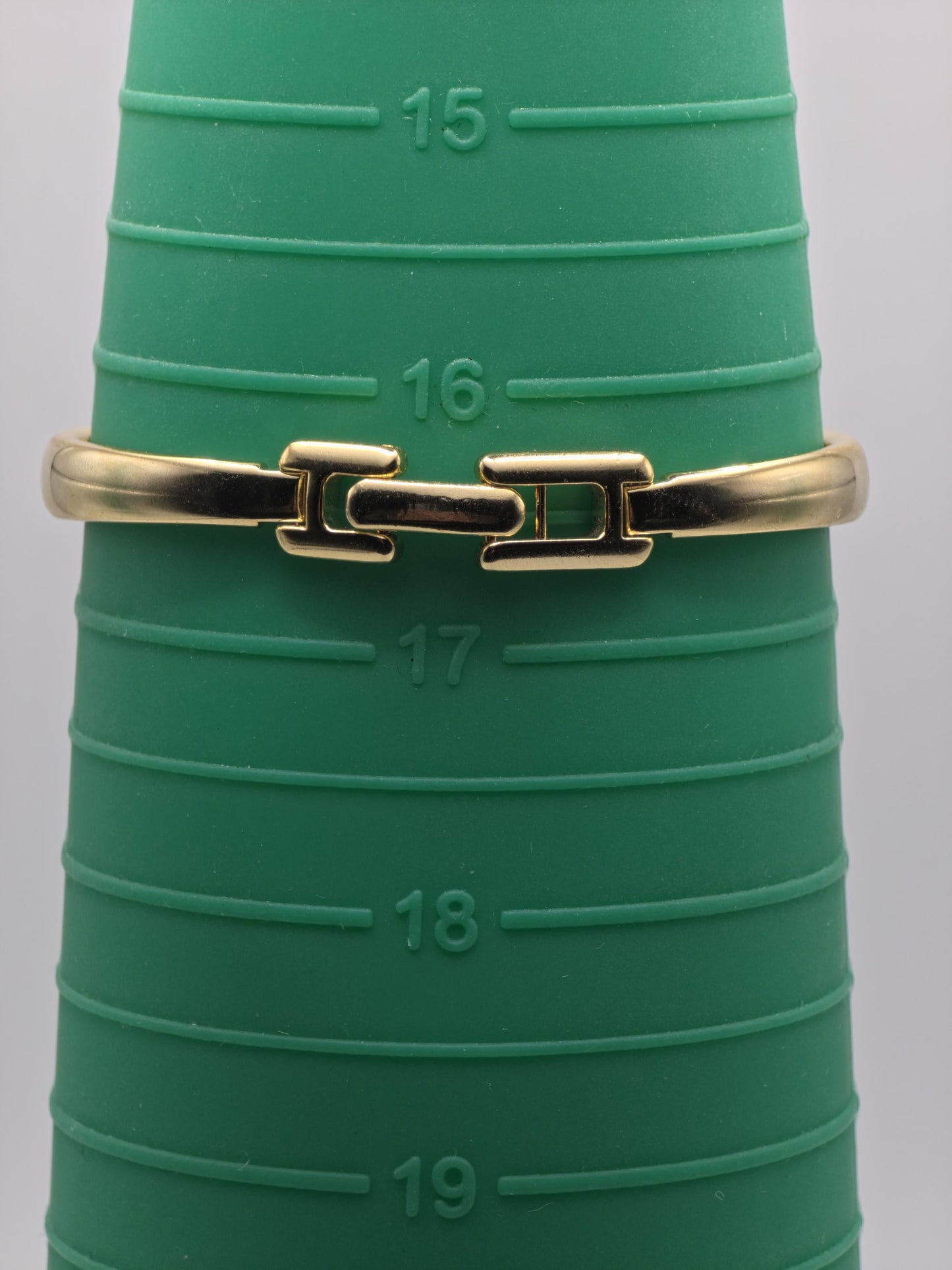 Gucci 1400L Gold Tone Bangle Women Vintage Quartz Watch Minimalist Swiss Made | - 315