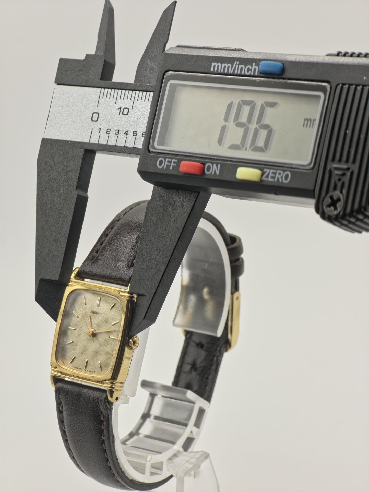 Vintage Seiko Women's Quartz Gold Tone Textured Dial Rectangular Dress Watch - 403