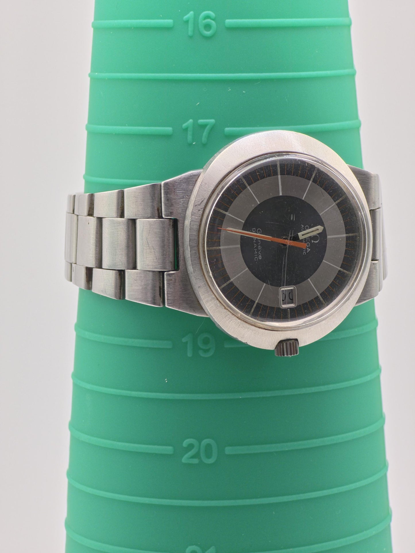 Vintage Omega Genève Dynamic Watch | 1970s Swiss Automatic, Bullseye Dial