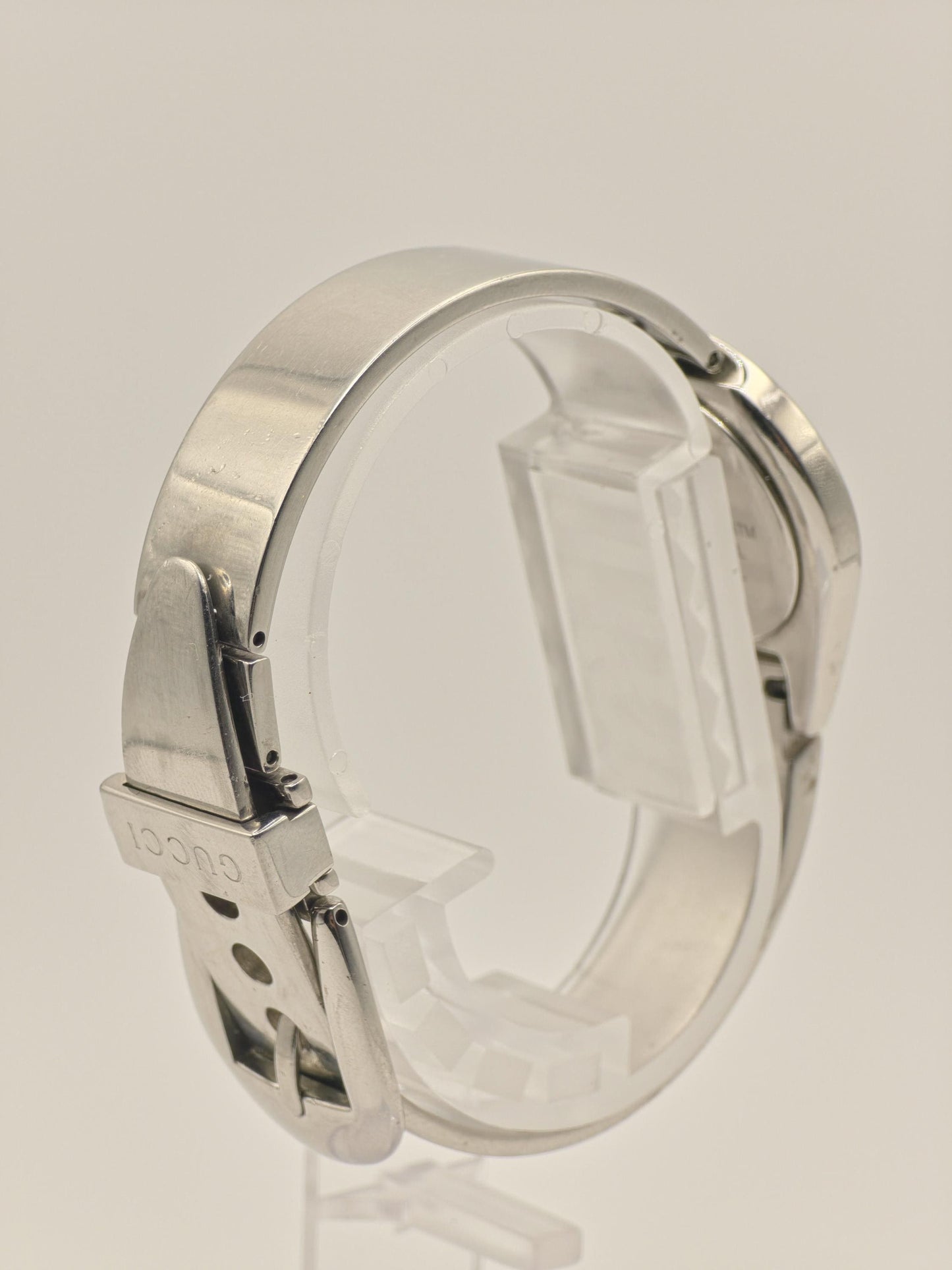 Vintage Gucci Quartz Watch | Swiss Made Women’s Bracelet Watch | Black Dial & Silver-Tone Case | 1990s–2000s Minimalist Luxury Timepiece