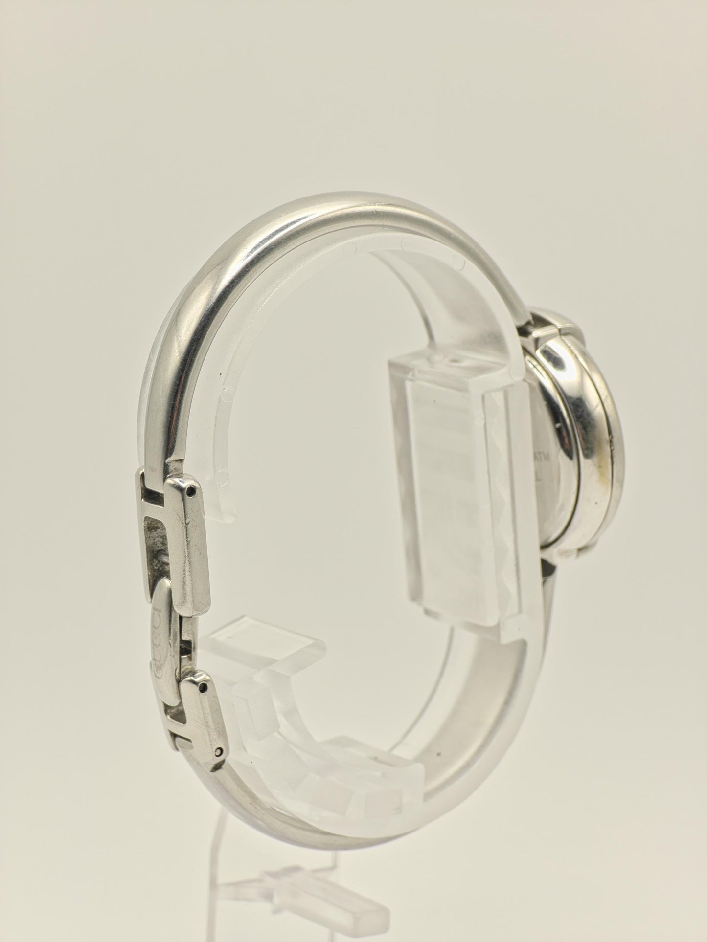 Vintage Gucci 1400L Ladies Bangle Watch | Swiss Made Silver-Tone Oval Case | Minimalist Luxury Design | Quartz Dress Timepiece