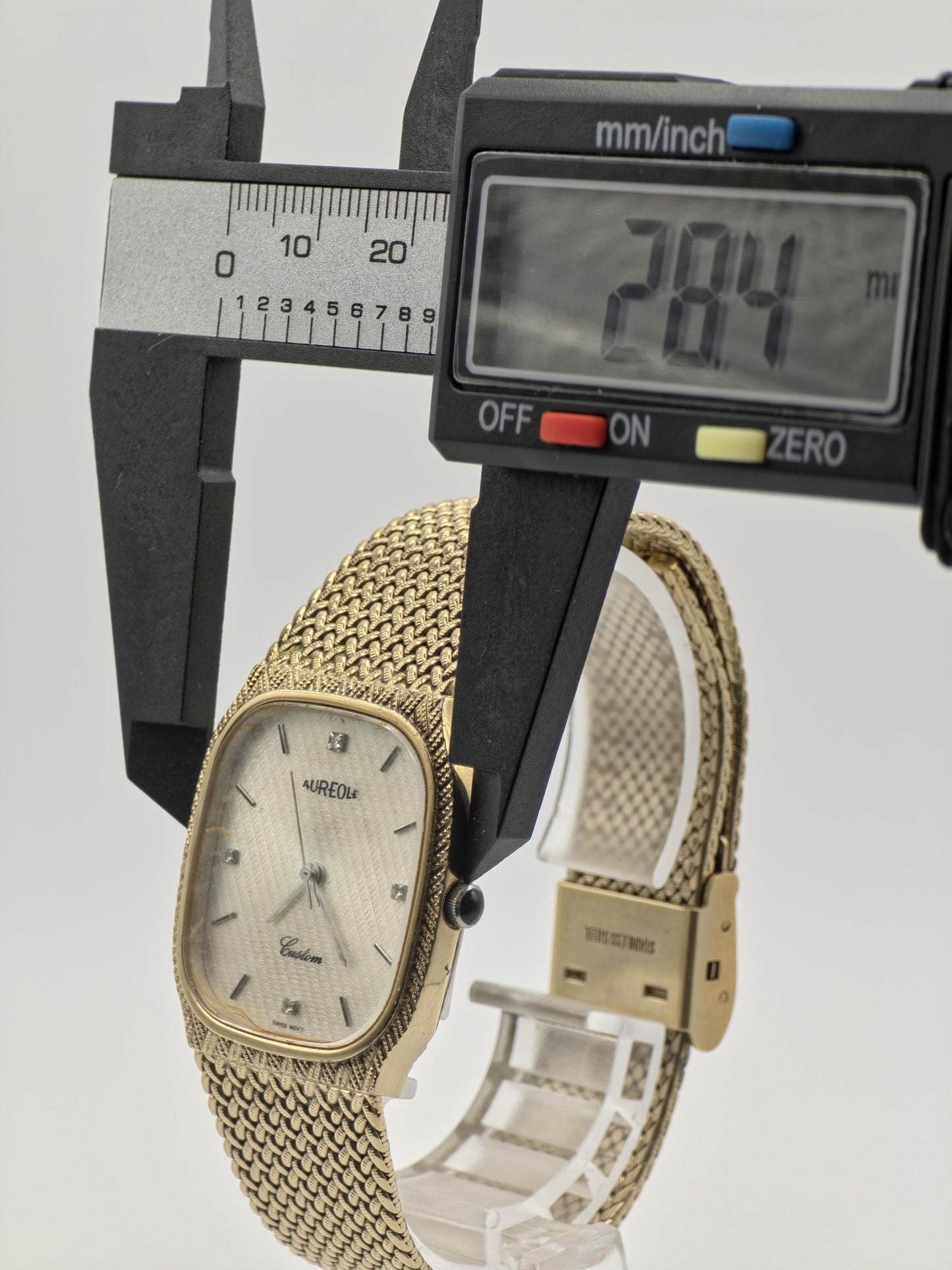 Aureole SW532M Gold Tone Vintage Quartz Watch – Textured Dial – Swiss Made – Elegant Dress Style