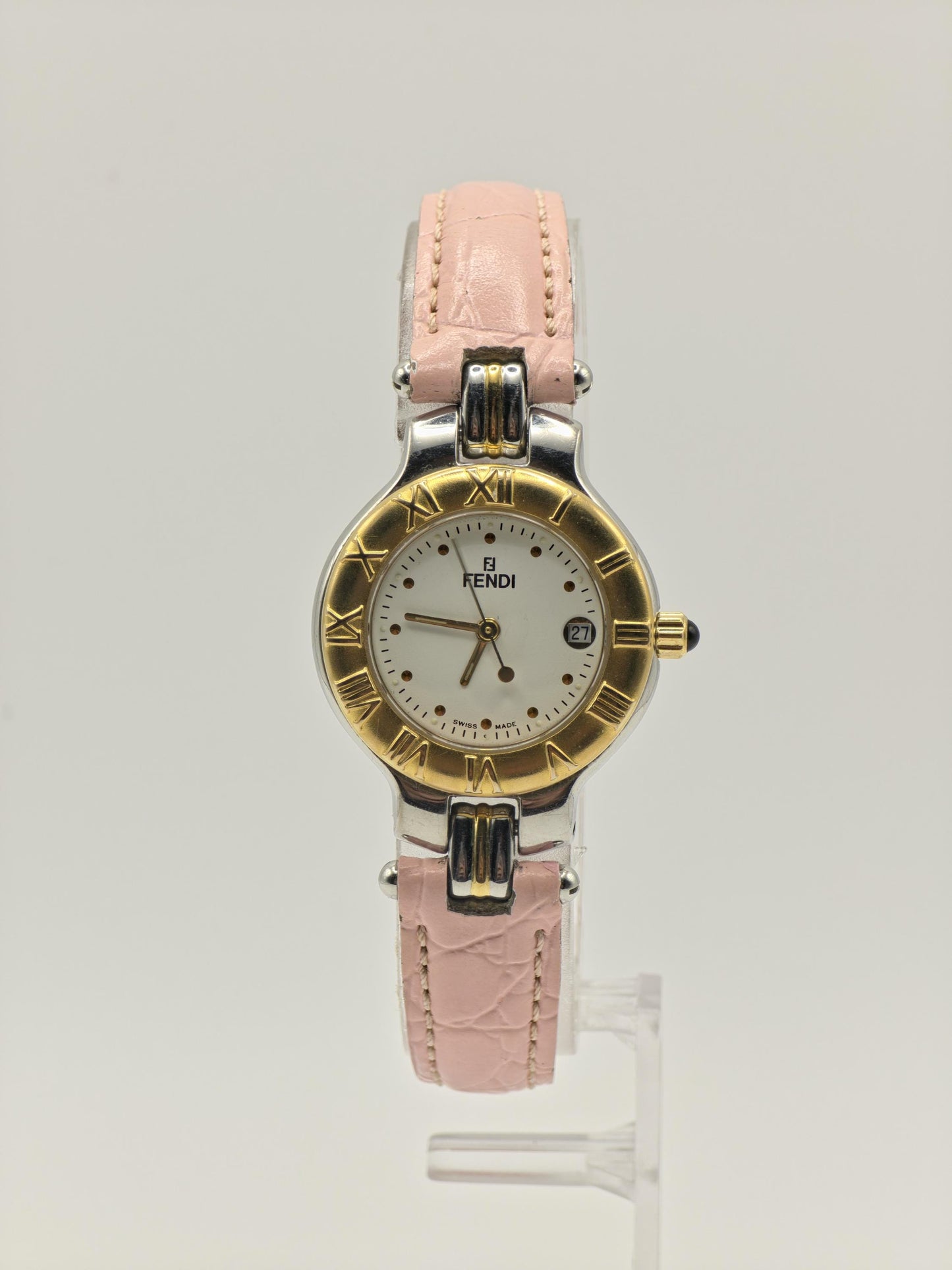 Fendi 900L Ladies Swiss-Made Watch – Two-Tone Gold Bezel – Pink Leather Strap – Elegant Vintage Design