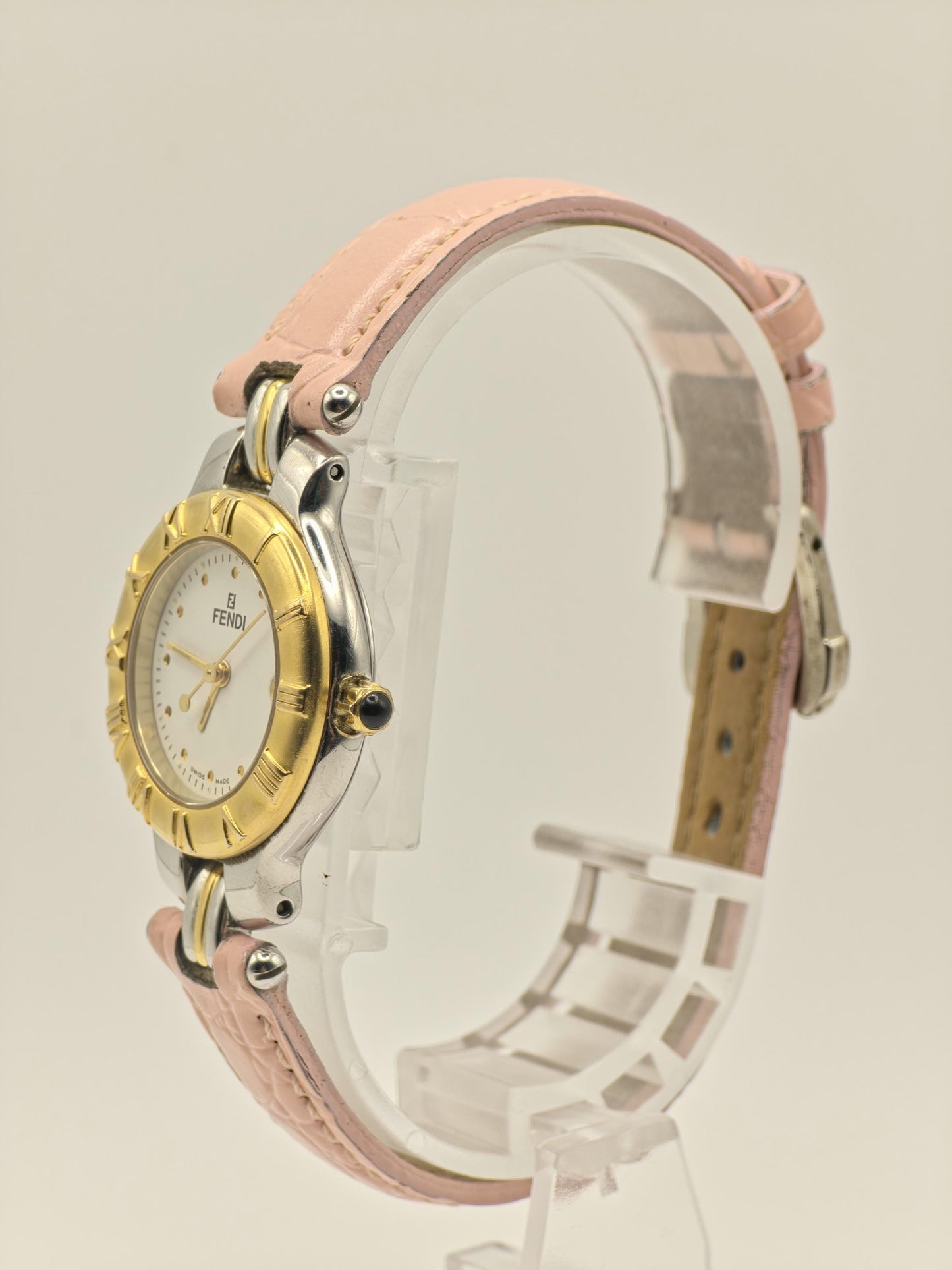 Fendi 900L Ladies Swiss-Made Watch – Two-Tone Gold Bezel – Pink Leather Strap – Elegant Vintage Design