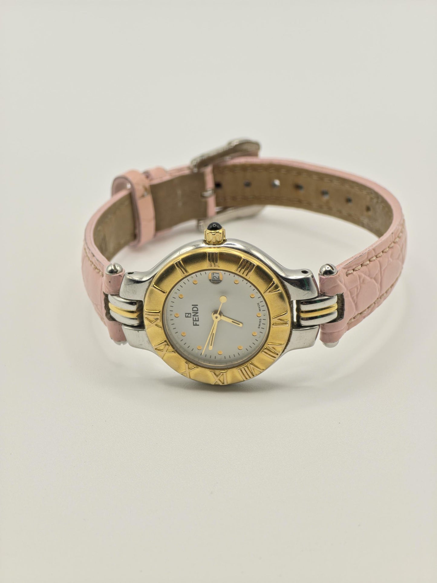 Fendi 900L Ladies Swiss-Made Watch – Two-Tone Gold Bezel – Pink Leather Strap – Elegant Vintage Design
