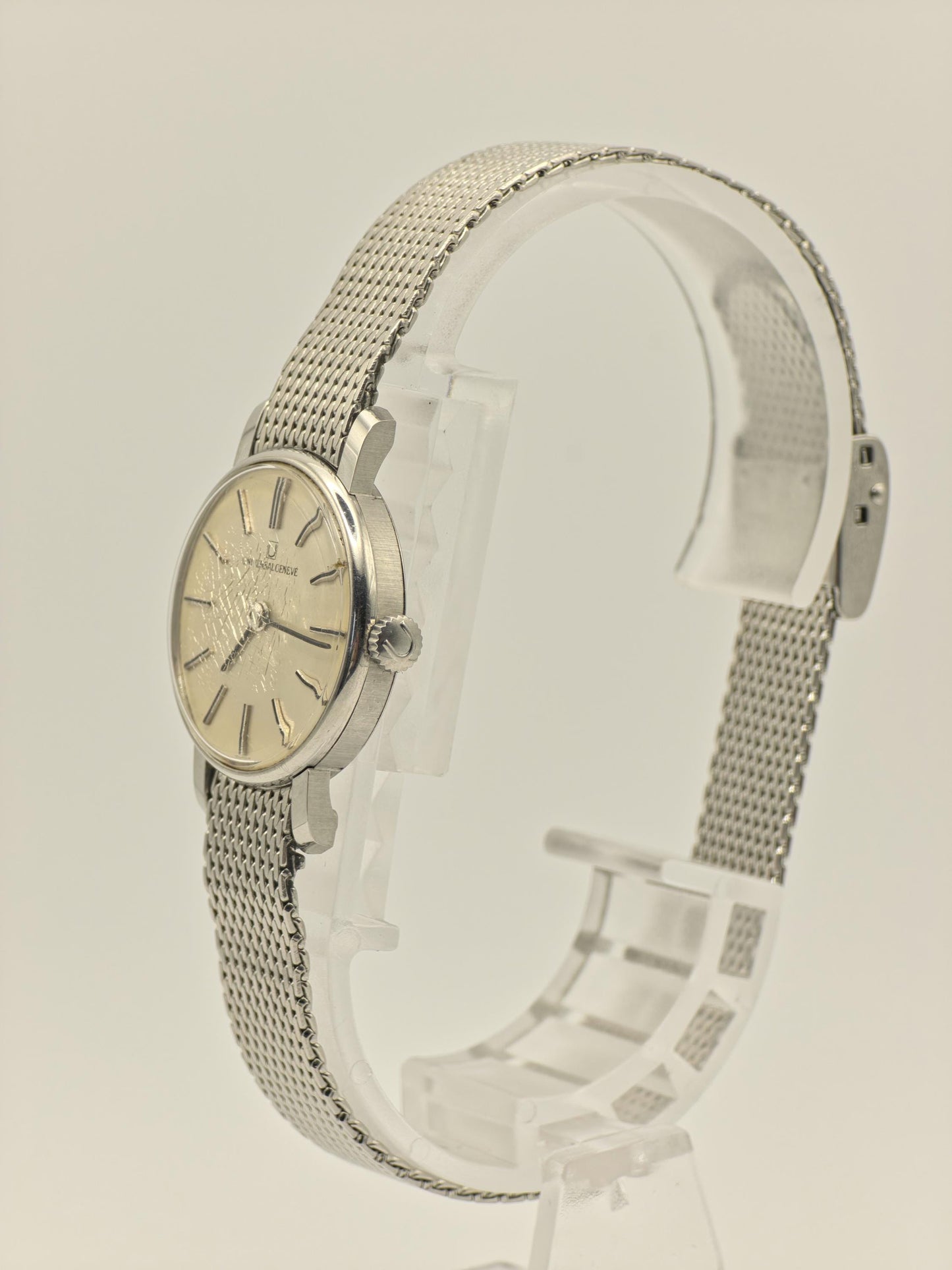 Universal Genève – Vintage Swiss Quartz Watch – Silver Mesh Bracelet – Minimalist Dial – Unisex