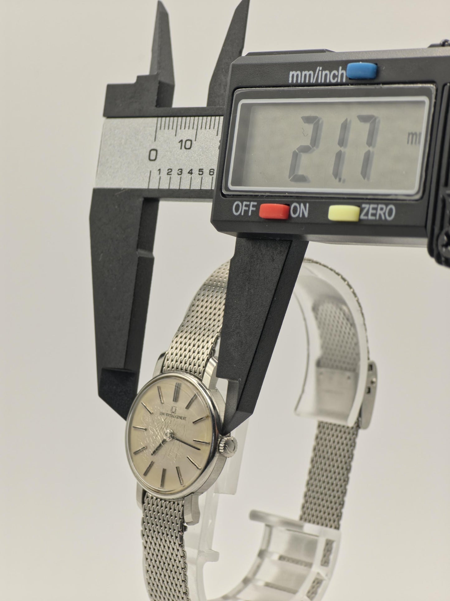 Universal Genève – Vintage Swiss Quartz Watch – Silver Mesh Bracelet – Minimalist Dial – Unisex
