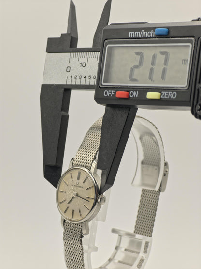 Universal Genève – Vintage Swiss Quartz Watch – Silver Mesh Bracelet – Minimalist Dial – Unisex