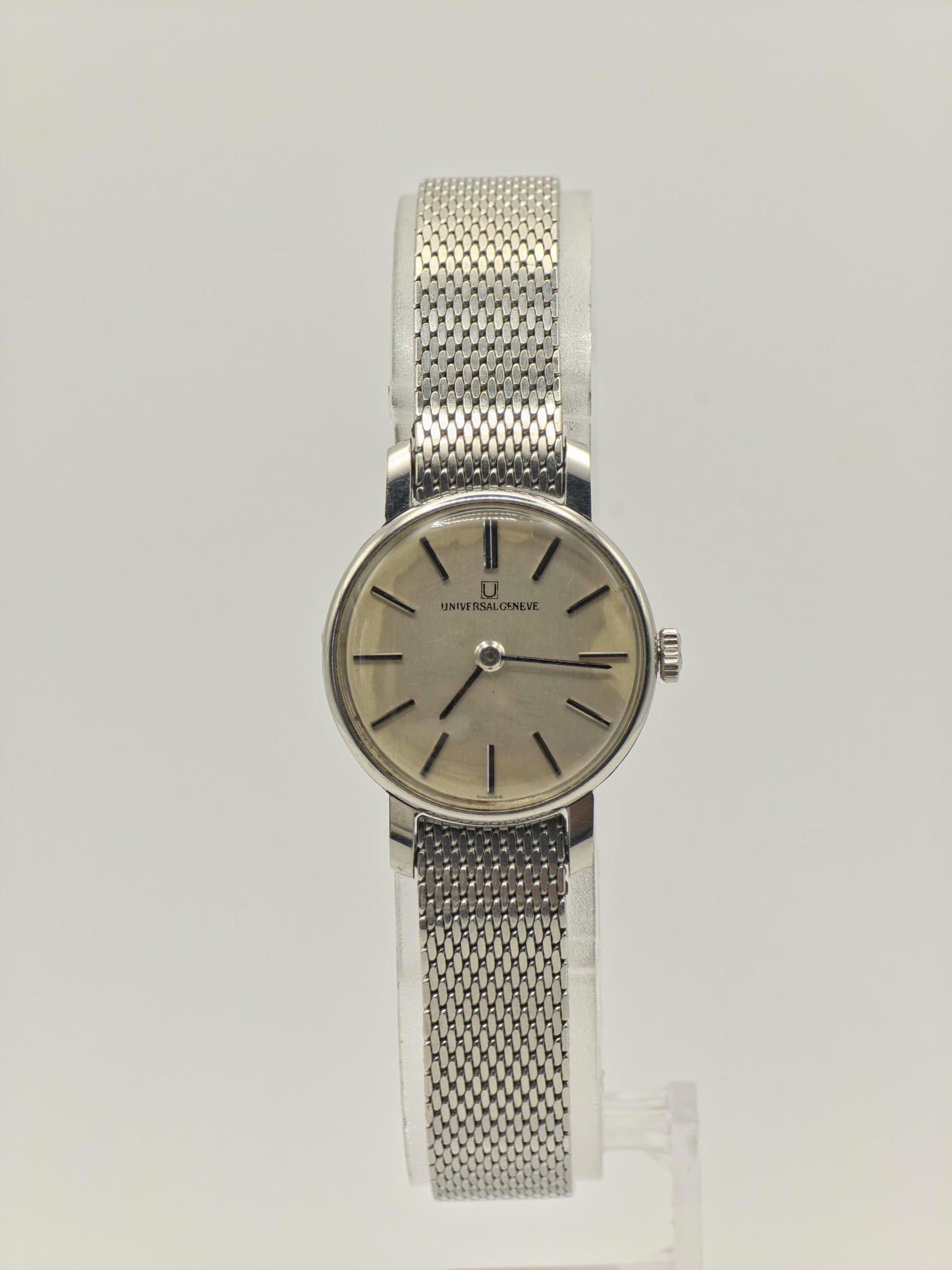 Universal Genève – Vintage Swiss Quartz Watch – Silver Mesh Bracelet – Minimalist Dial – Unisex