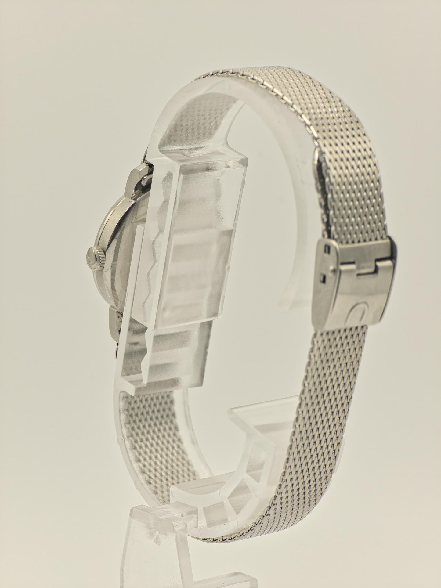 Universal Genève – Vintage Swiss Quartz Watch – Silver Mesh Bracelet – Minimalist Dial – Unisex