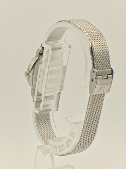 Universal Genève – Vintage Swiss Quartz Watch – Silver Mesh Bracelet – Minimalist Dial – Unisex