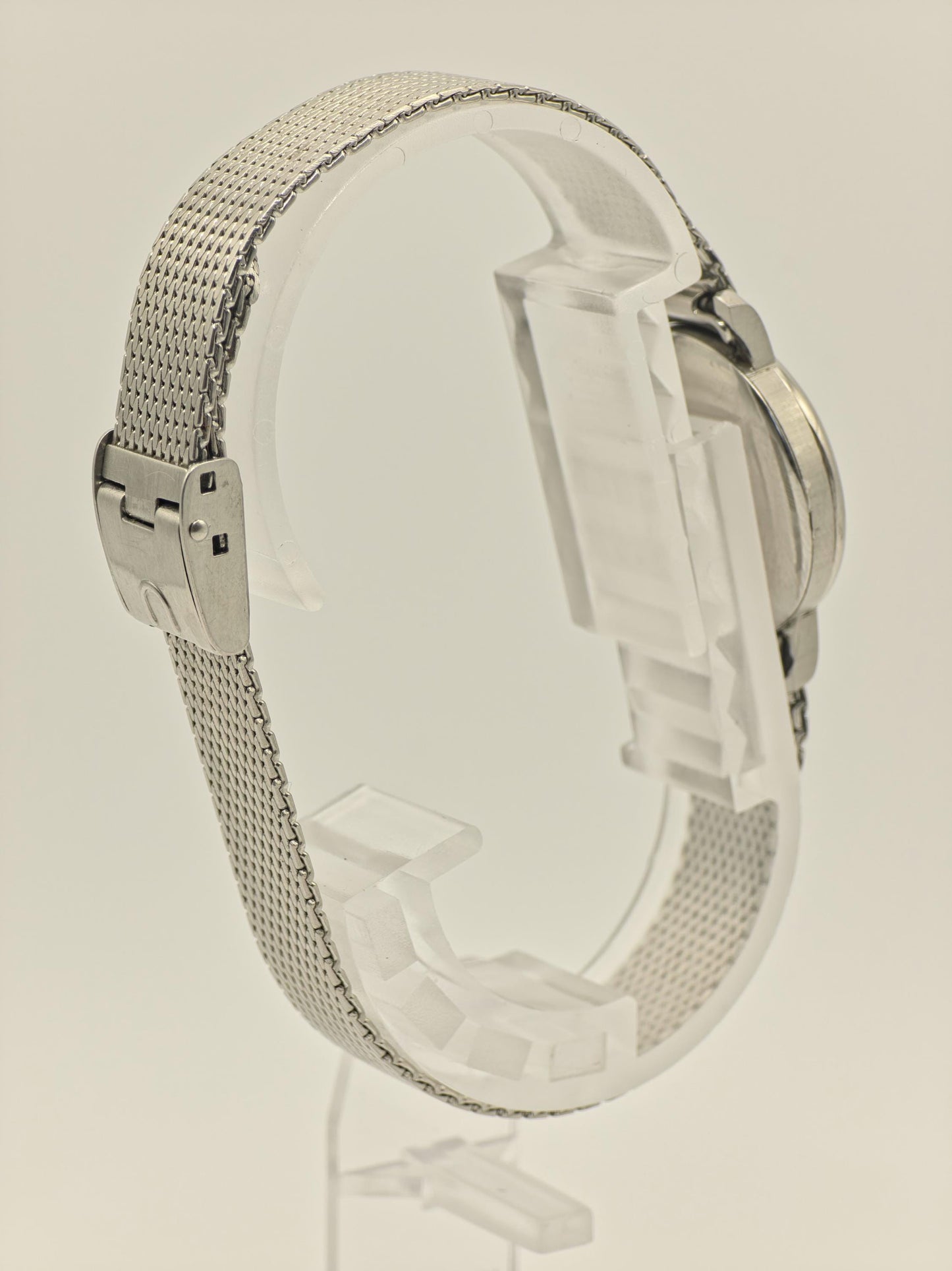 Universal Genève – Vintage Swiss Quartz Watch – Silver Mesh Bracelet – Minimalist Dial – Unisex