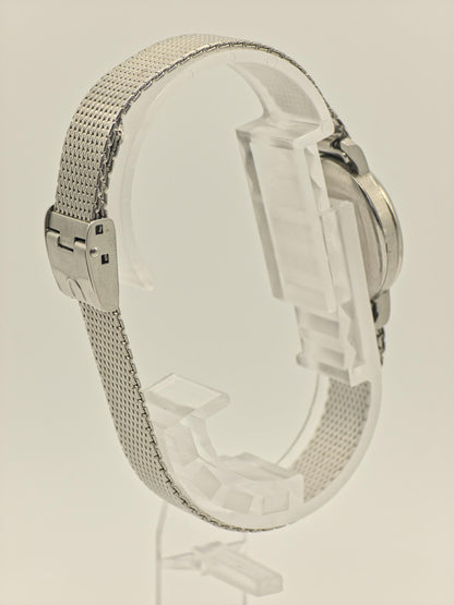 Universal Genève – Vintage Swiss Quartz Watch – Silver Mesh Bracelet – Minimalist Dial – Unisex