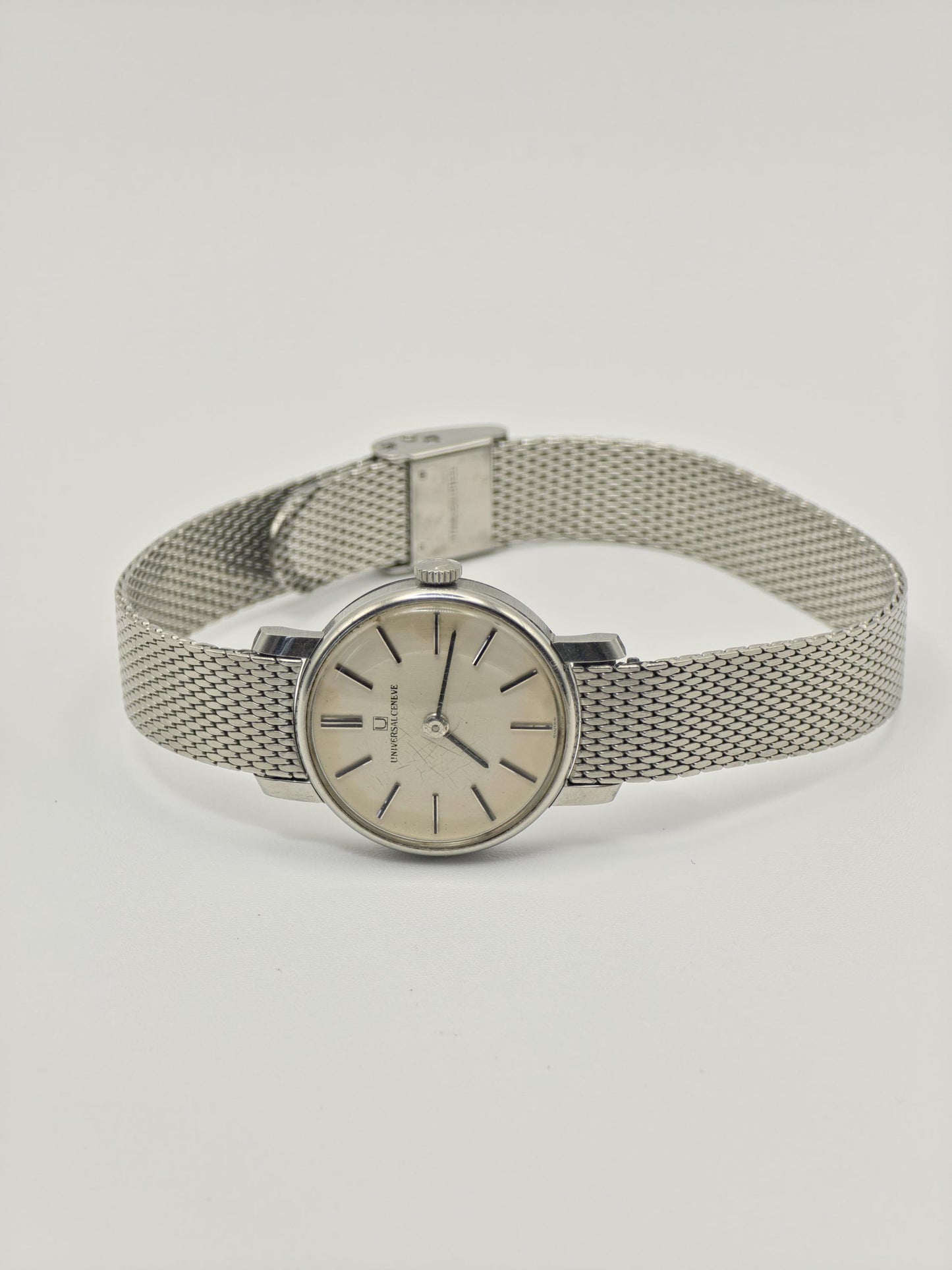 Universal Genève – Vintage Swiss Quartz Watch – Silver Mesh Bracelet – Minimalist Dial – Unisex