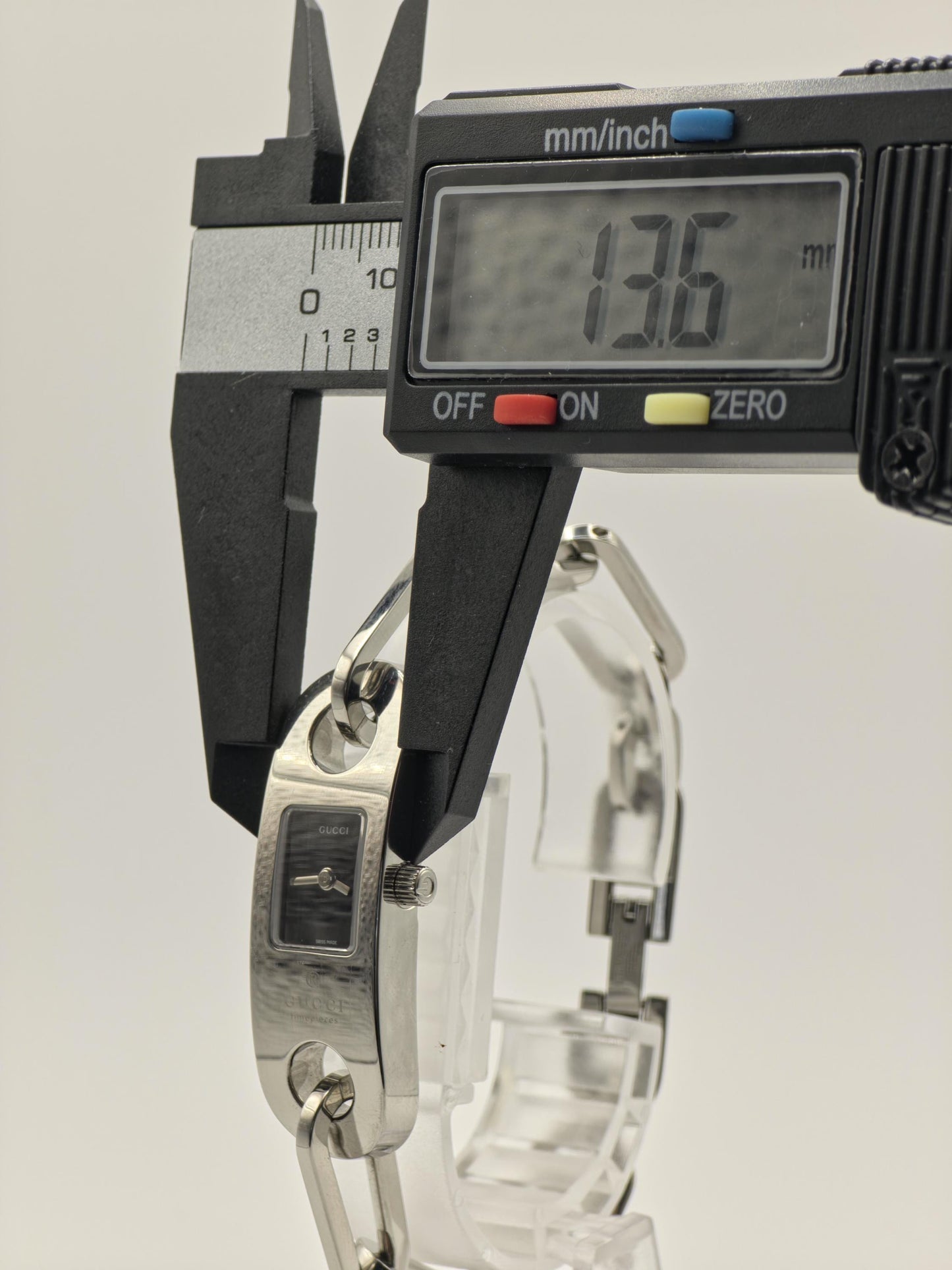 Gucci 6100L – Vintage Swiss Ladies’ Watch – Chain Bracelet – Black Dial – Stainless Steel