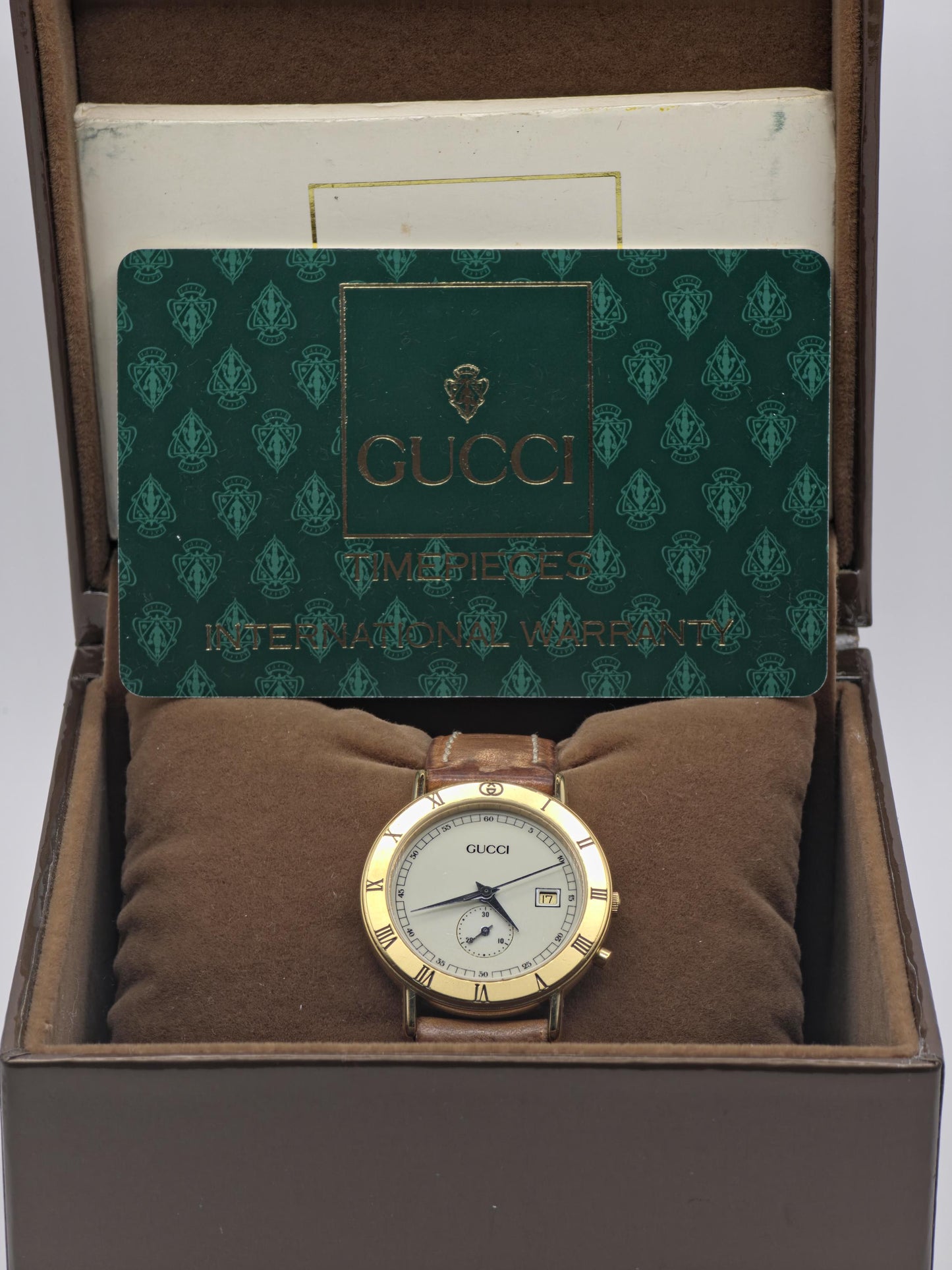 GUCCI 3800JR Quartz Men Watch – Gold-Tone Bezel, Small Seconds Subdial, Date Display – Swiss Made Vintage Dress Watch – With Original Box
