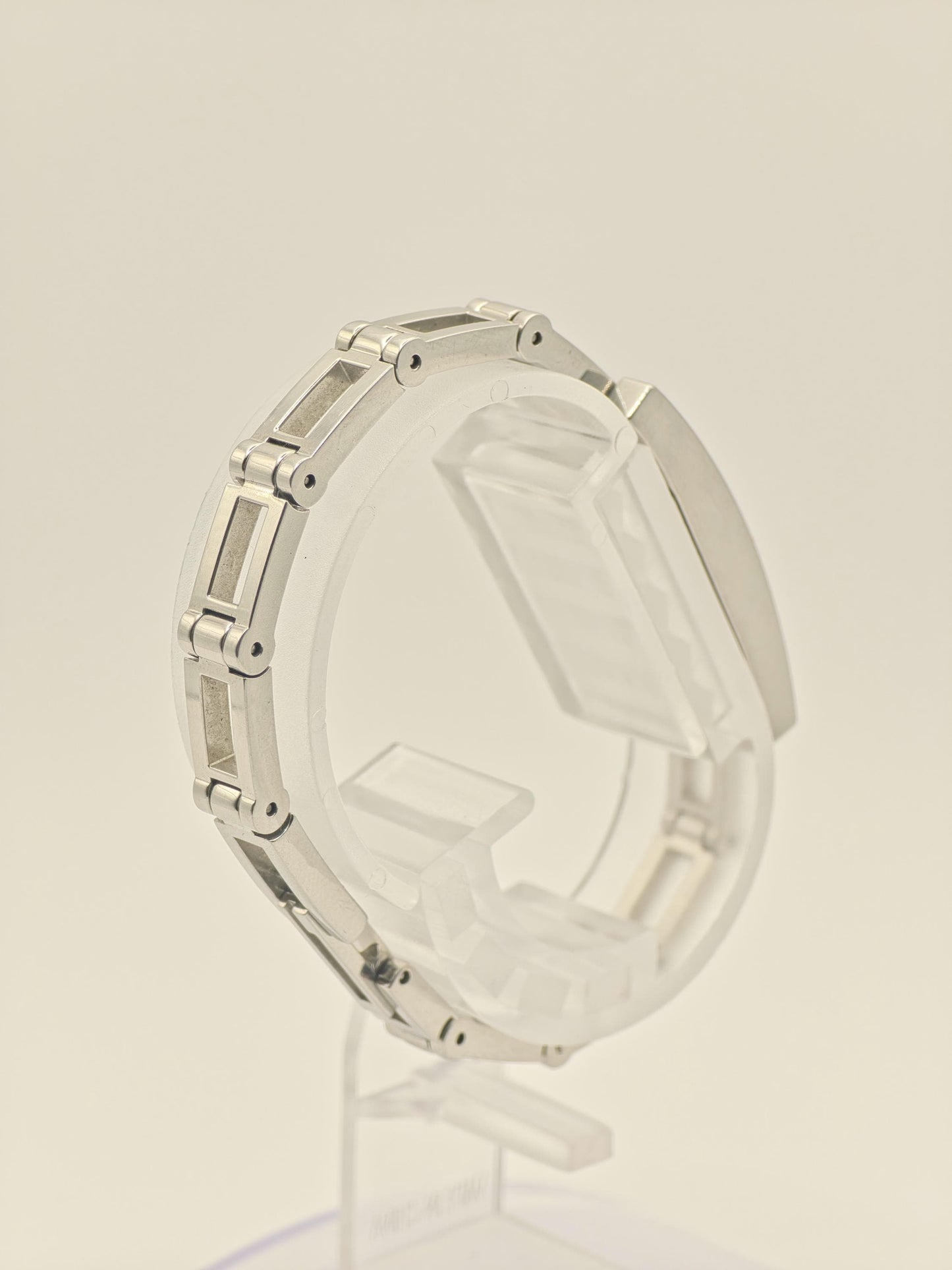 Gucci 3900L Silver Ladies Watch Mother of Pearl Dial Diamond Markers Swiss Made Box Papers Extra Links