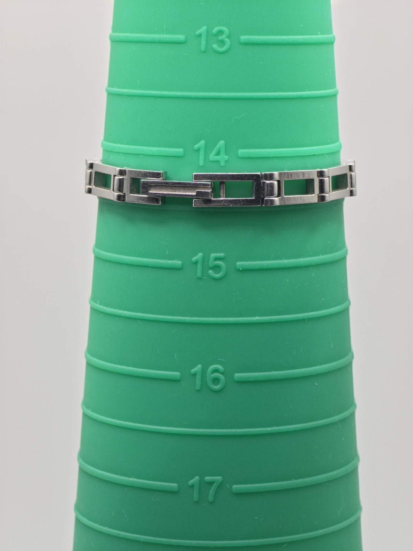 Gucci 3900L Silver Ladies Watch Mother of Pearl Dial Diamond Markers Swiss Made Box Papers Extra Links