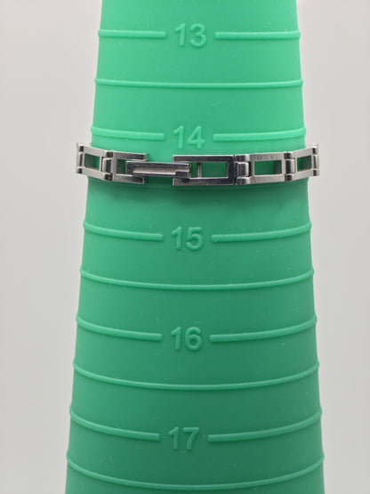 Gucci 3900L Silver Ladies Watch Mother of Pearl Dial Diamond Markers Swiss Made Box Papers Extra Links
