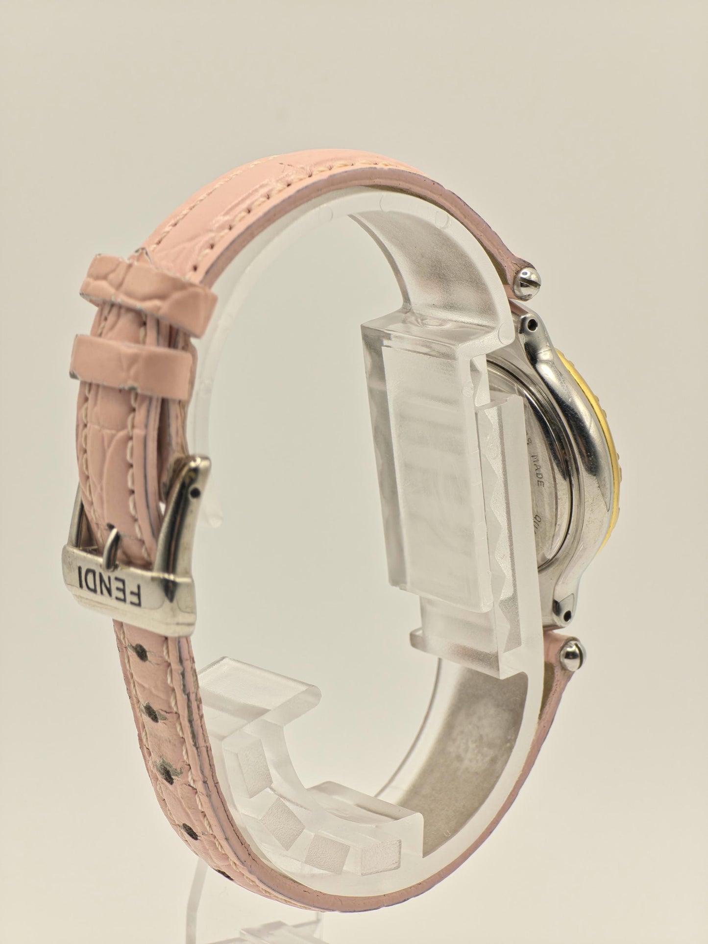 Fendi 900L Ladies Swiss-Made Watch – Two-Tone Gold Bezel – Pink Leather Strap – Elegant Vintage Design