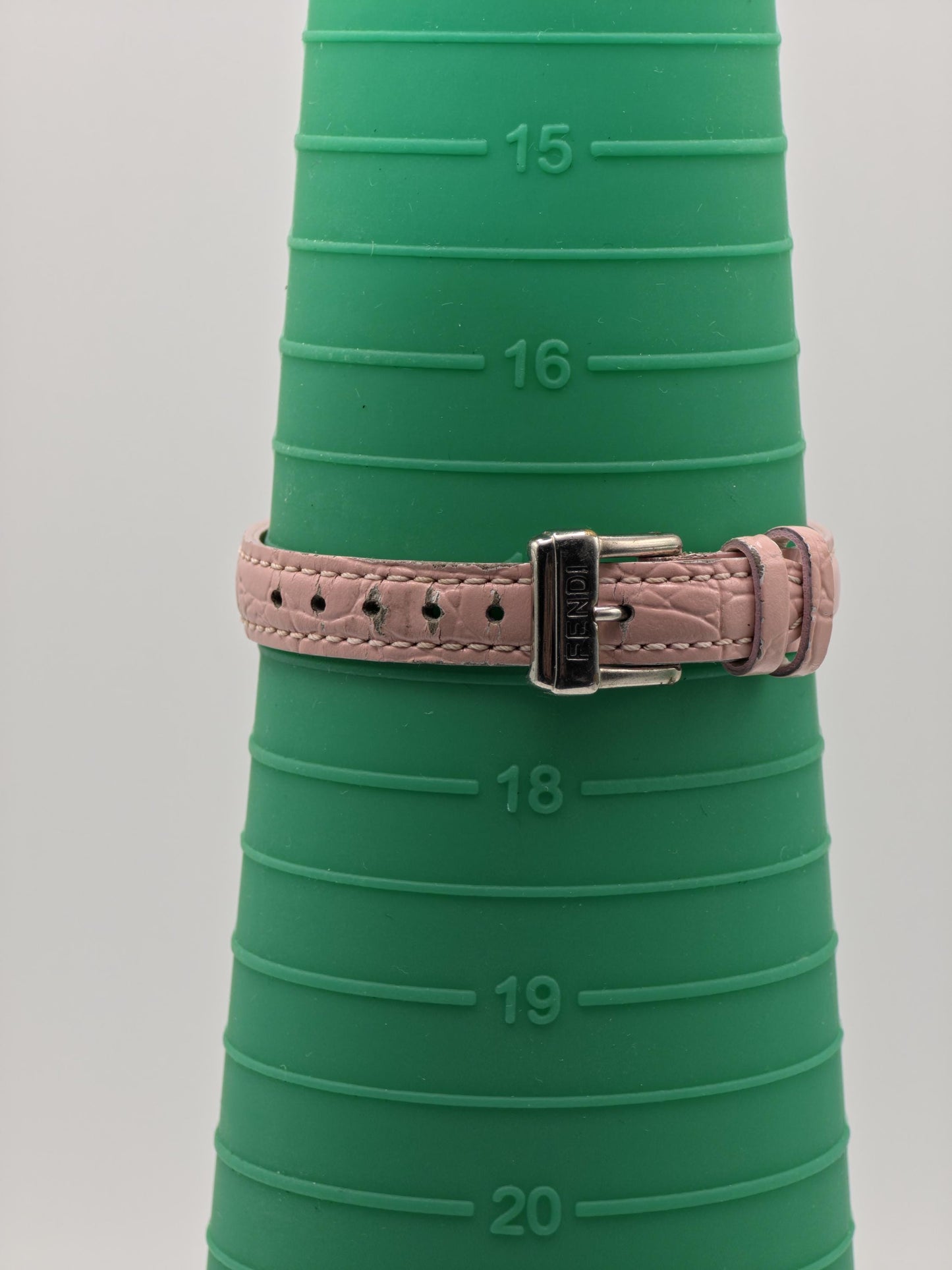 Fendi 900L Ladies Swiss-Made Watch – Two-Tone Gold Bezel – Pink Leather Strap – Elegant Vintage Design