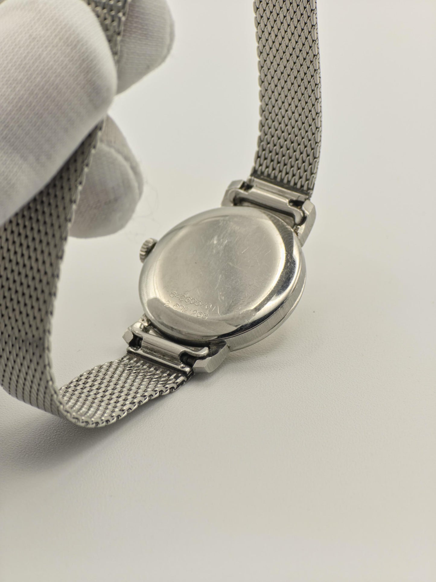 Universal Genève – Vintage Swiss Quartz Watch – Silver Mesh Bracelet – Minimalist Dial – Unisex