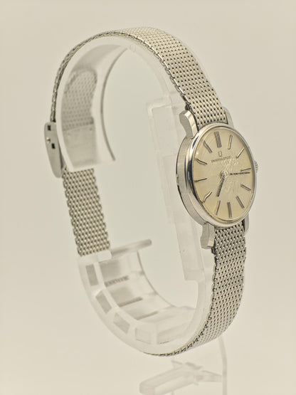 Universal Genève – Vintage Swiss Quartz Watch – Silver Mesh Bracelet – Minimalist Dial – Unisex