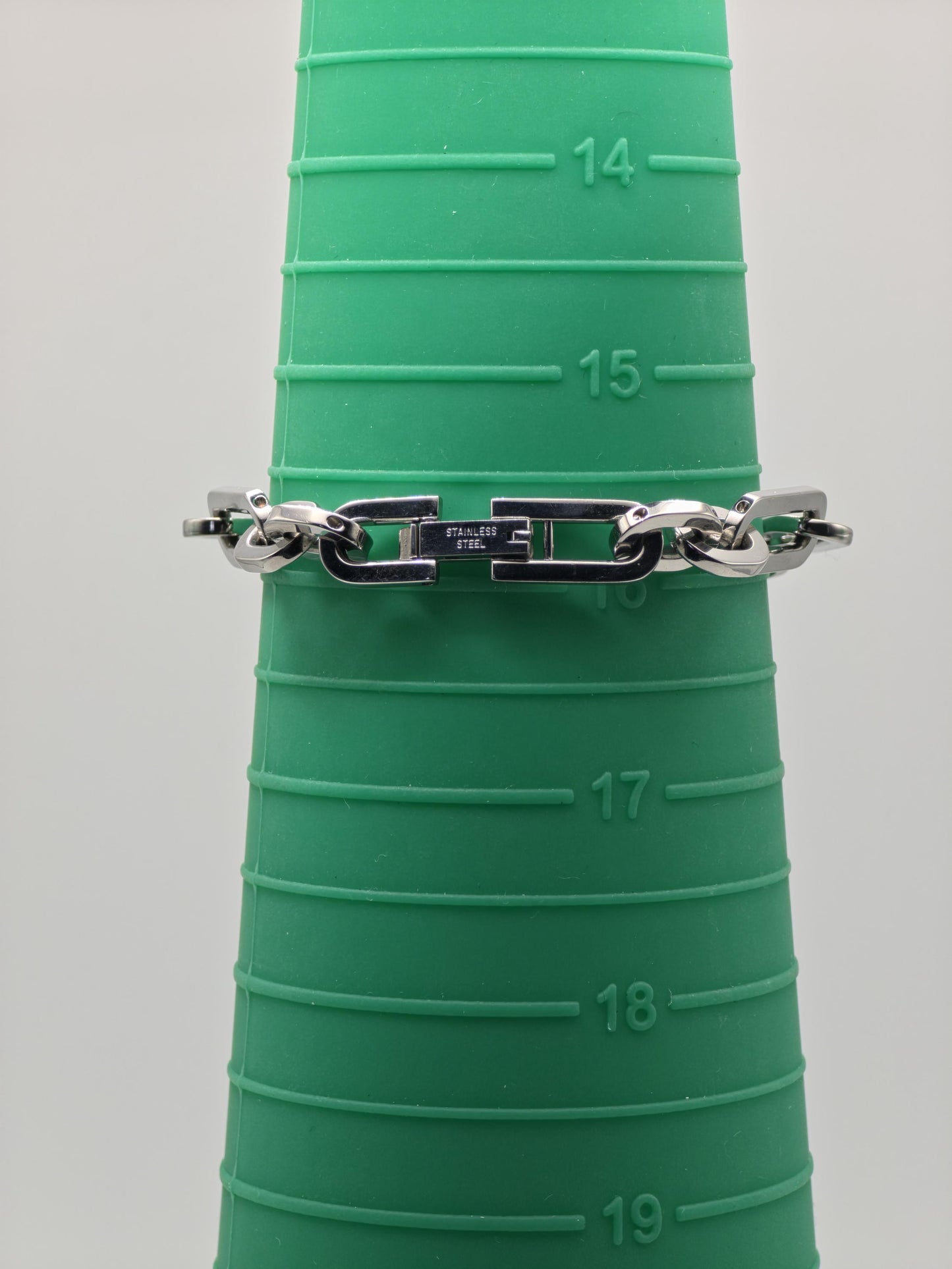 Gucci 6100L – Vintage Swiss Ladies’ Watch – Chain Bracelet – Black Dial – Stainless Steel