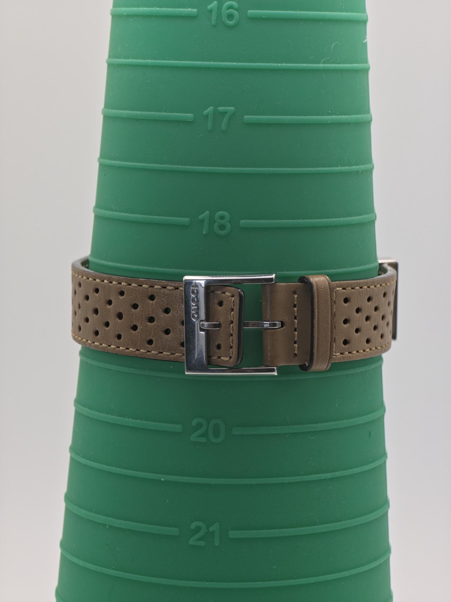 Gucci 101L women Swiss Quartz Watch Perforated Leather Strap 3ATM Boxed | - 74