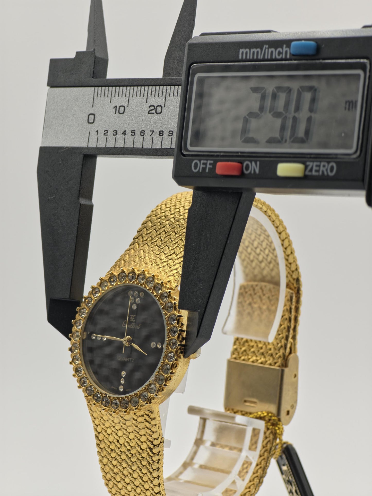Vintage JE Excellent Quartz Gold Tone Watch Black Dial Crystal Bezel Japan Movt Unisex - 4