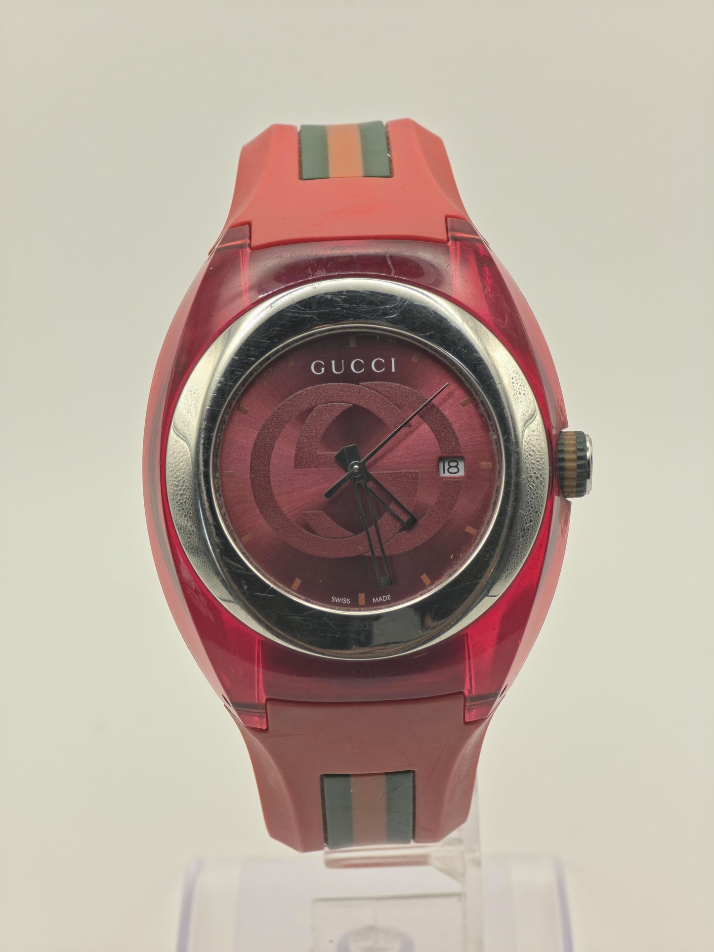 Gucci 137.1 Red G Dial Date Rubber Strap Watch Men / Unisex Box & Warranty - 213