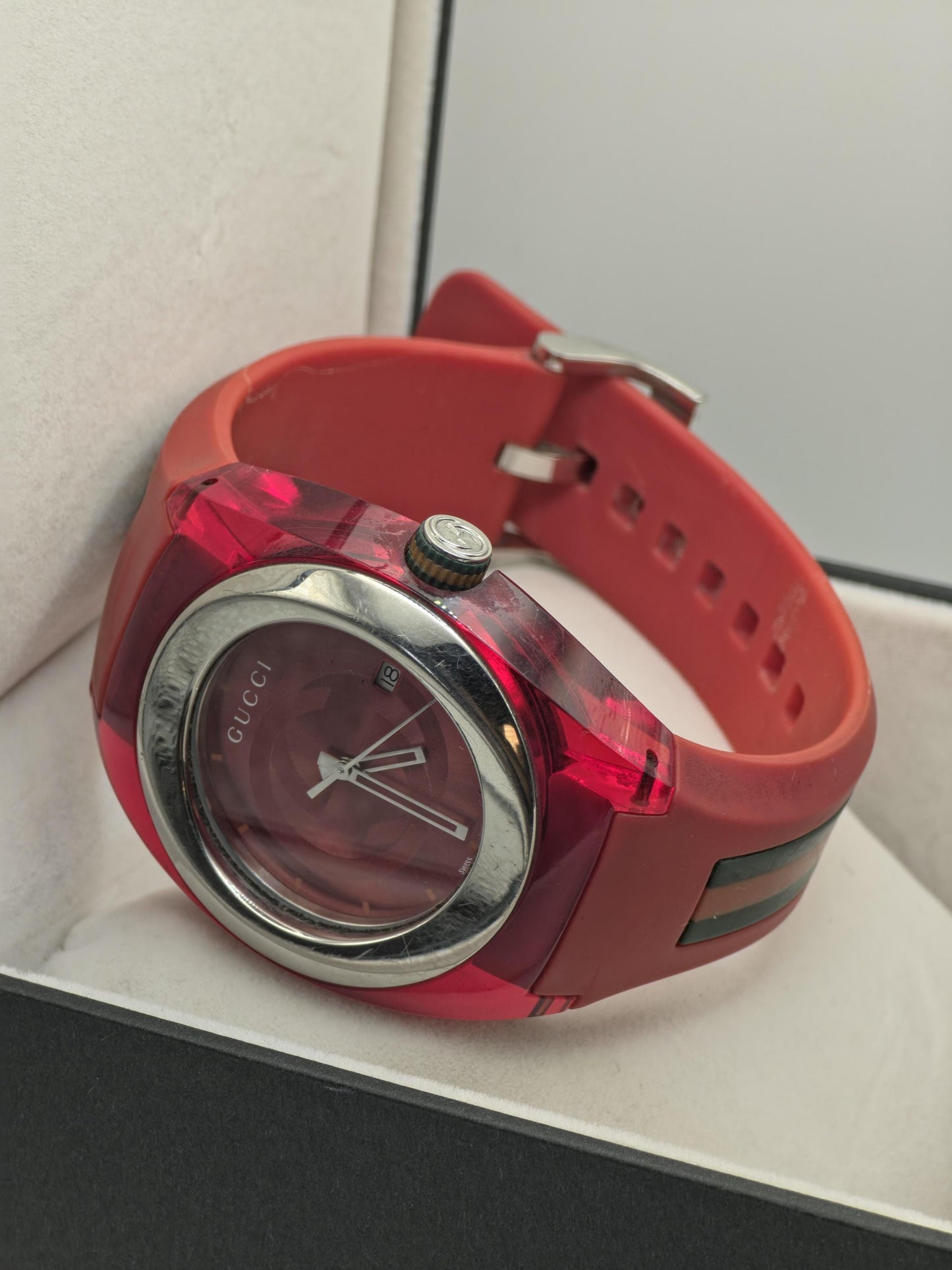 Gucci 137.1 Red G Dial Date Rubber Strap Watch Men / Unisex Box & Warranty - 213