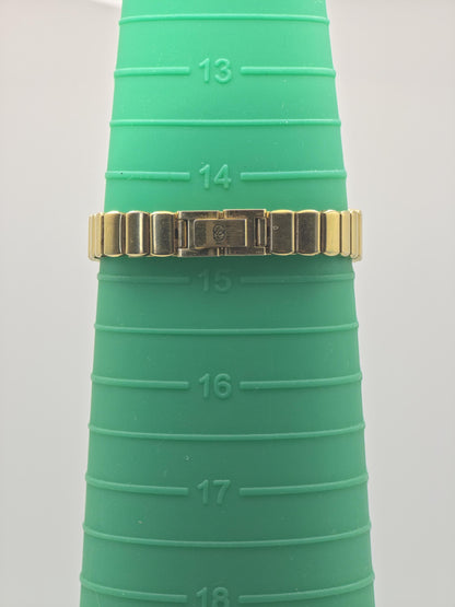 Gucci 7000 Gold Tone Vintage Quartz Watch Swiss Made Women - 208