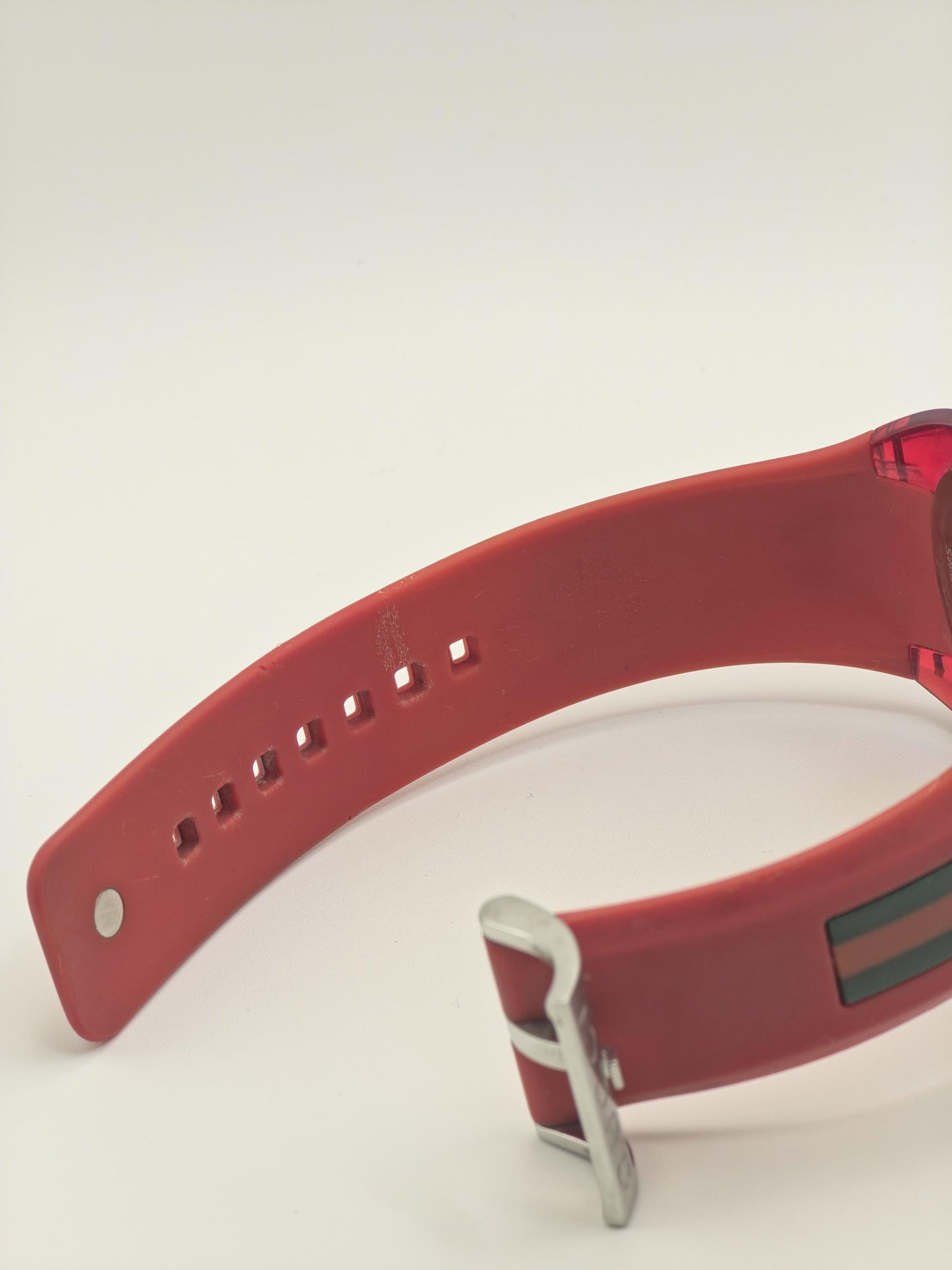 Gucci 137.1 Red G Dial Date Rubber Strap Watch Men / Unisex Box & Warranty - 213