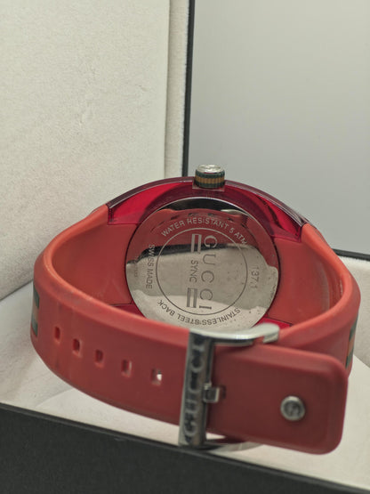 Gucci 137.1 Red G Dial Date Rubber Strap Watch Men / Unisex Box & Warranty - 213