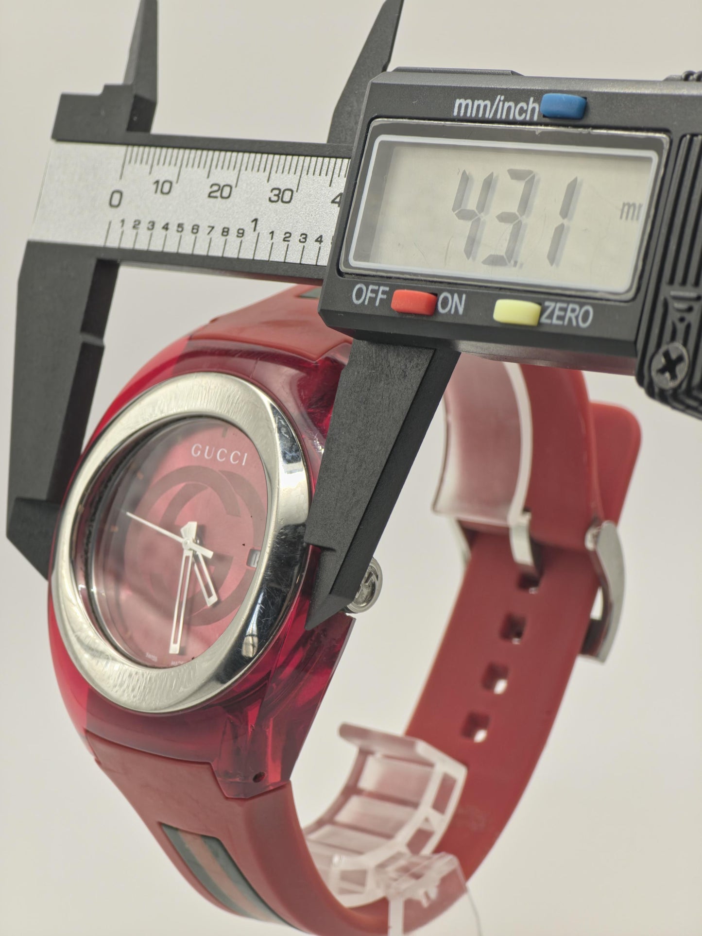 Gucci 137.1 Red G Dial Date Rubber Strap Watch Men / Unisex Box & Warranty - 213