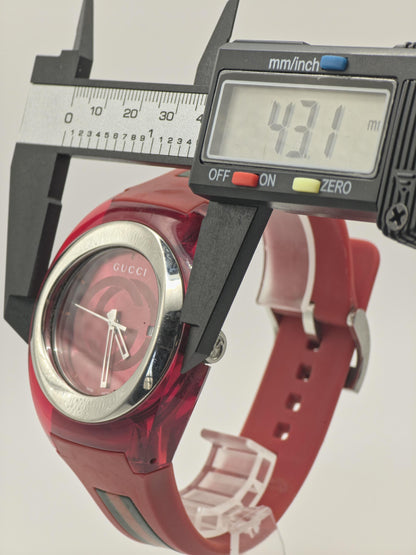Gucci 137.1 Red G Dial Date Rubber Strap Watch Men / Unisex Box & Warranty - 213