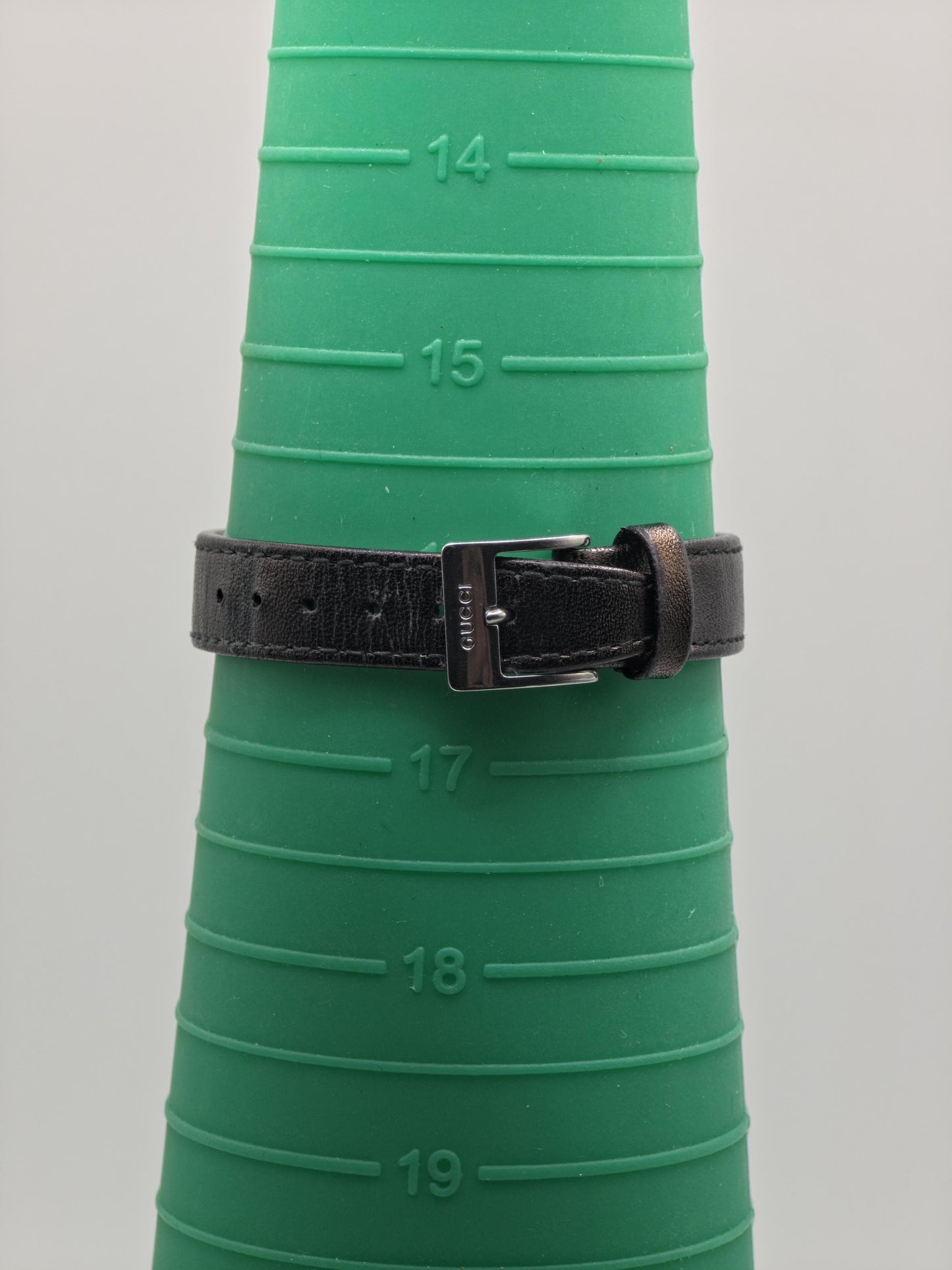 Gucci 2300L Quartz Watch Stainless Steel Case Leather Strap Women Swiss - 265