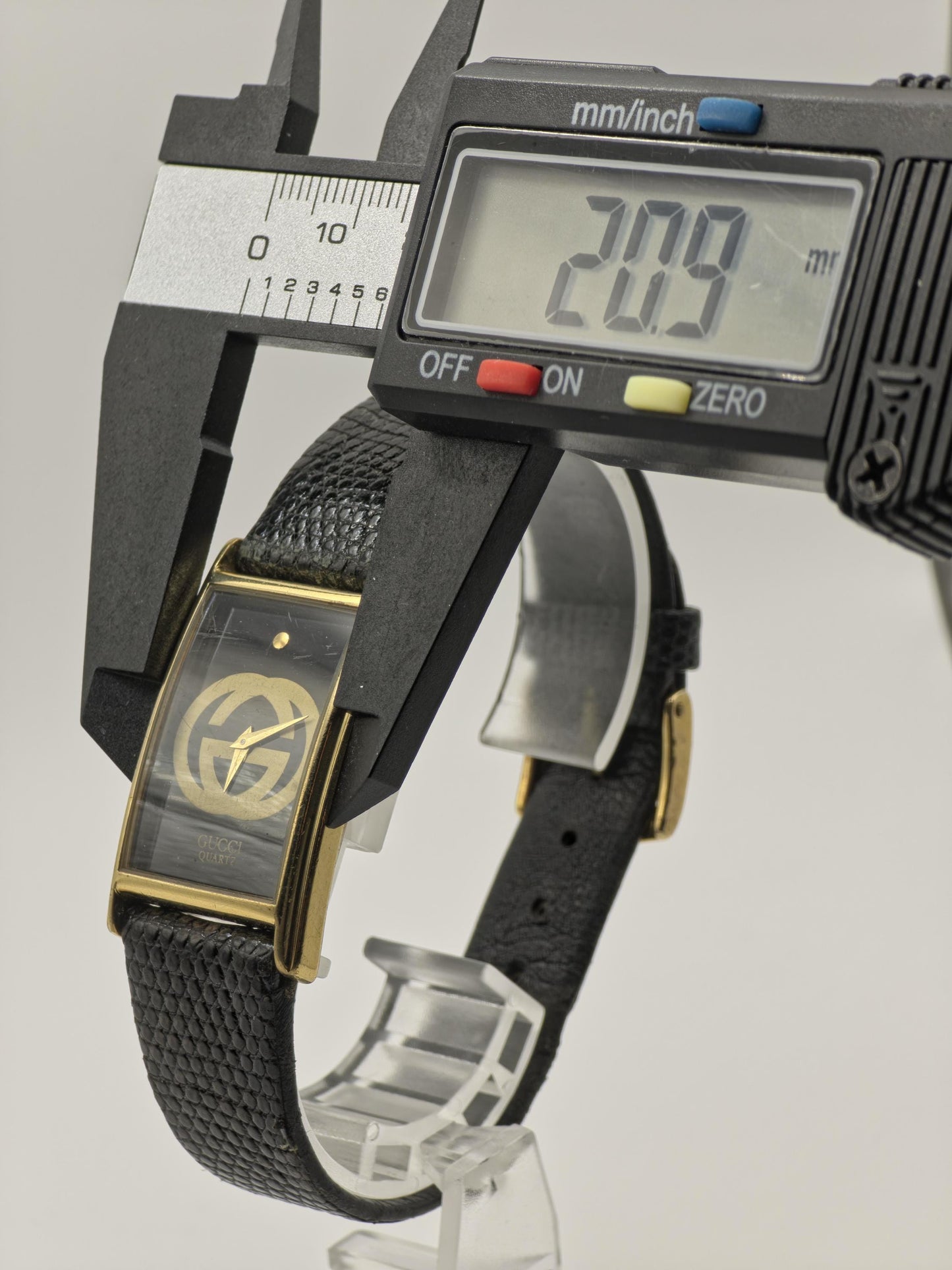 Gucci Quartz Women Black Dial GG Logo Gold Tone Case Classic | - 305