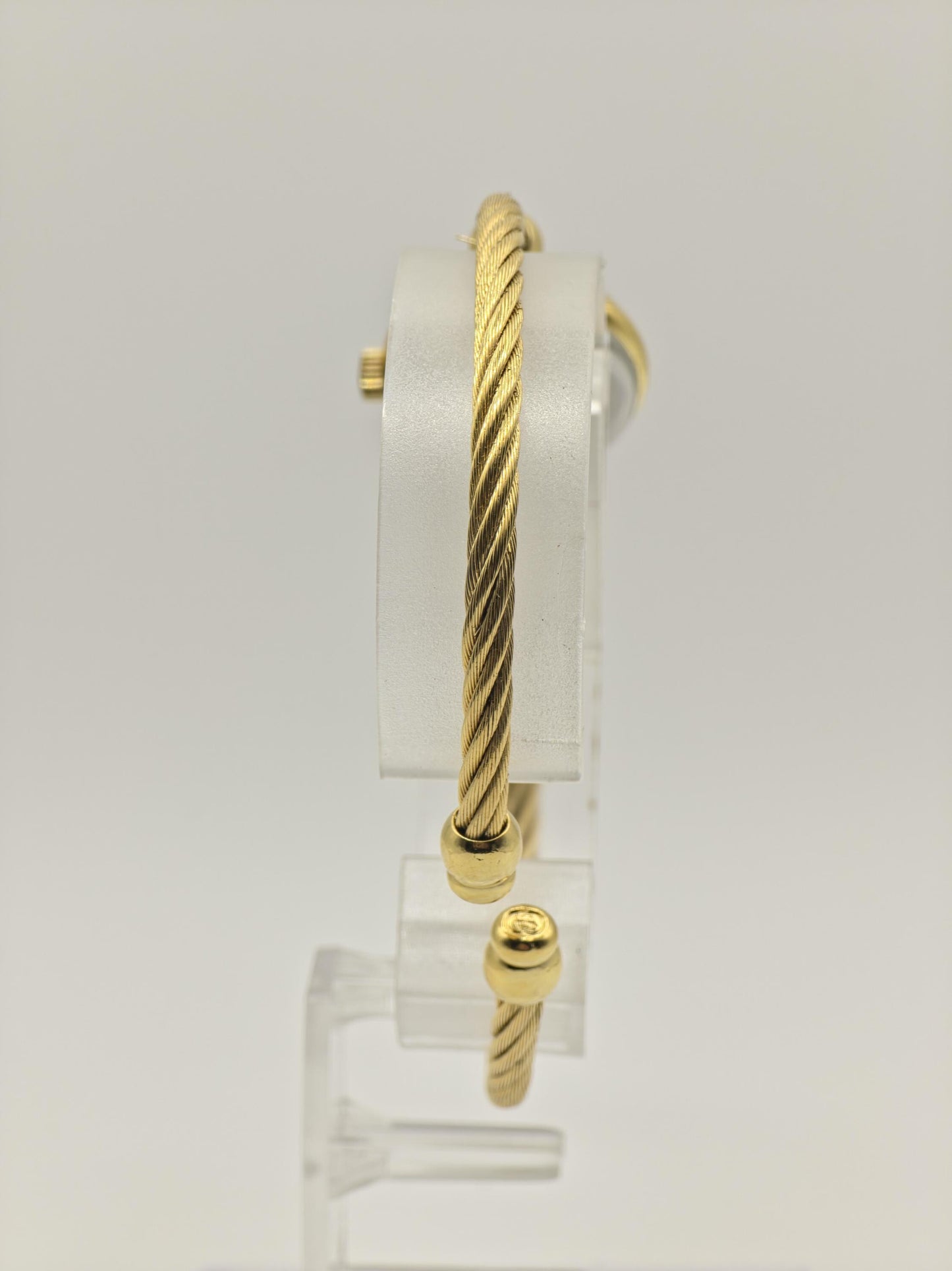 Gucci 2047.1L Gold Tone Bangle Bracelet Women Vintage Quartz Watch | - 318