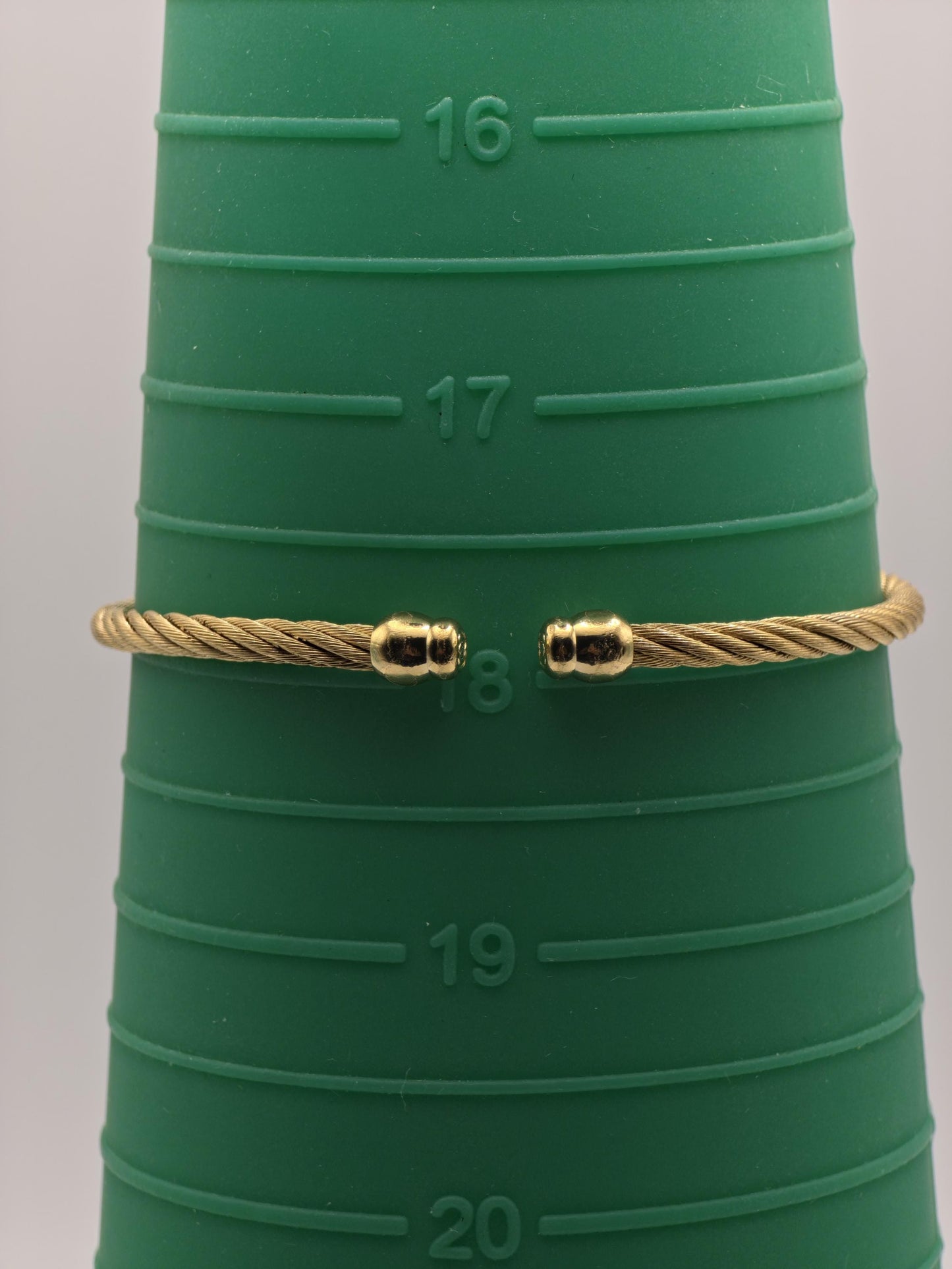 Gucci 2047.1L Gold Tone Bangle Bracelet Women Vintage Quartz Watch | - 318