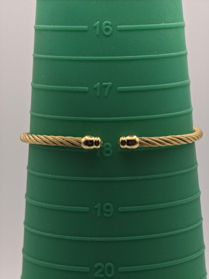 Gucci 2047.1L Gold Tone Bangle Bracelet Women Vintage Quartz Watch | - 318