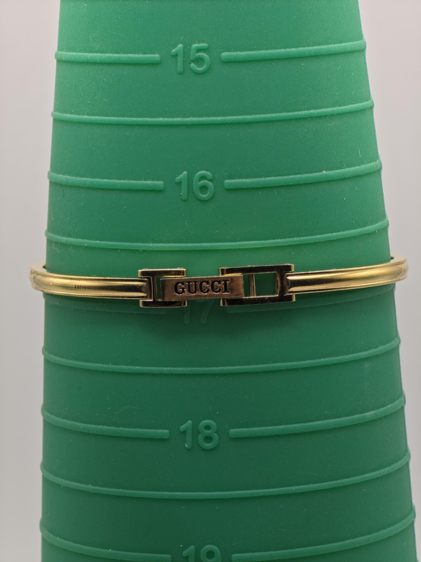 Gucci 1100L Gold Tone Bangle Women Vintage Quartz Watch Boxed | - 320