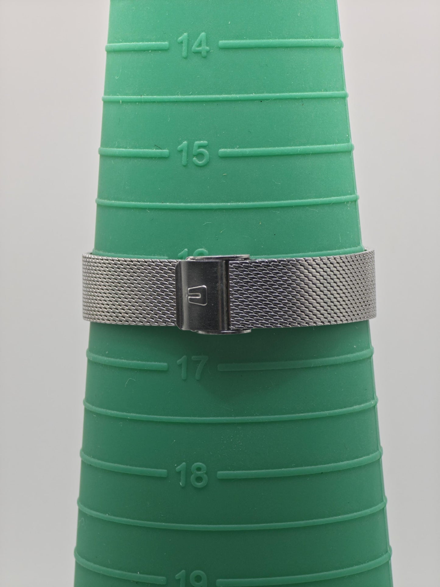 Vintage Universal Genève Women's / Unisex Watch Swiss Quartz Mesh Bracelet Silver Dial - 339