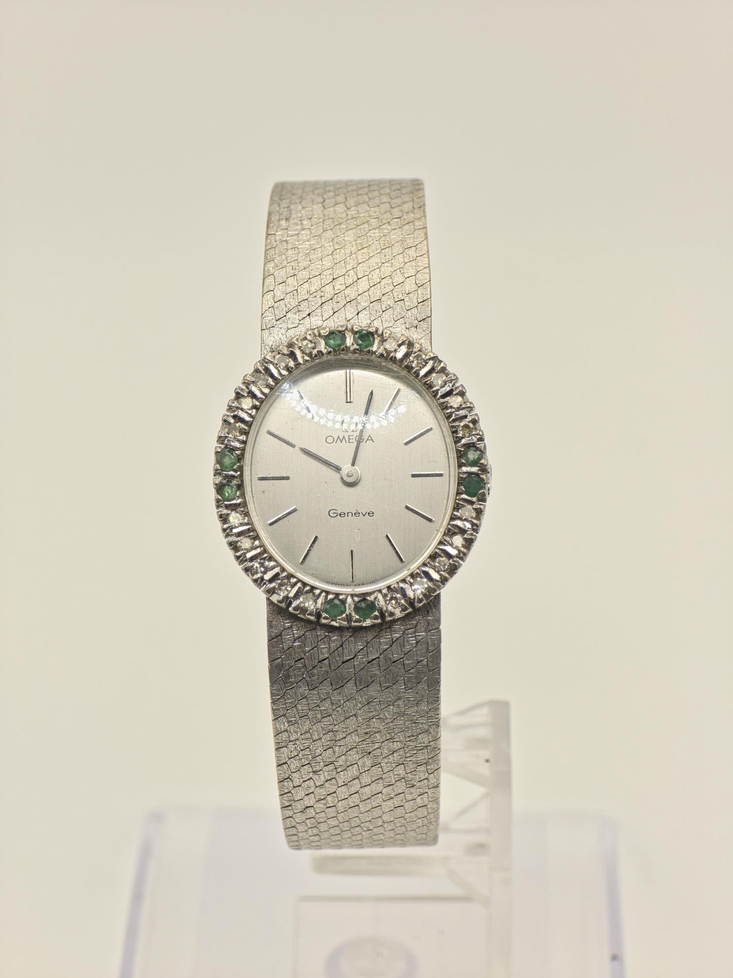 Vintage Omega Genève Women's Silver Dial Emerald Accent Dress Watch Bracelet - 421