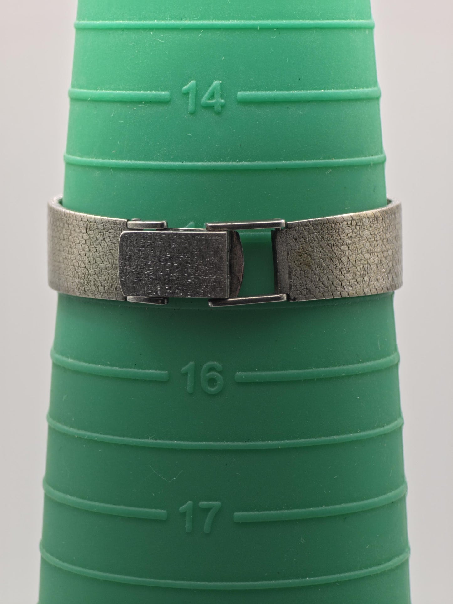 Vintage Omega Genève Women's Silver Dial Emerald Accent Dress Watch Bracelet - 421