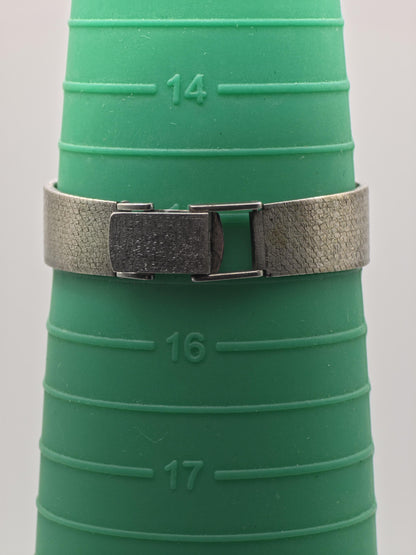Vintage Omega Genève Women's Silver Dial Emerald Accent Dress Watch Bracelet - 421