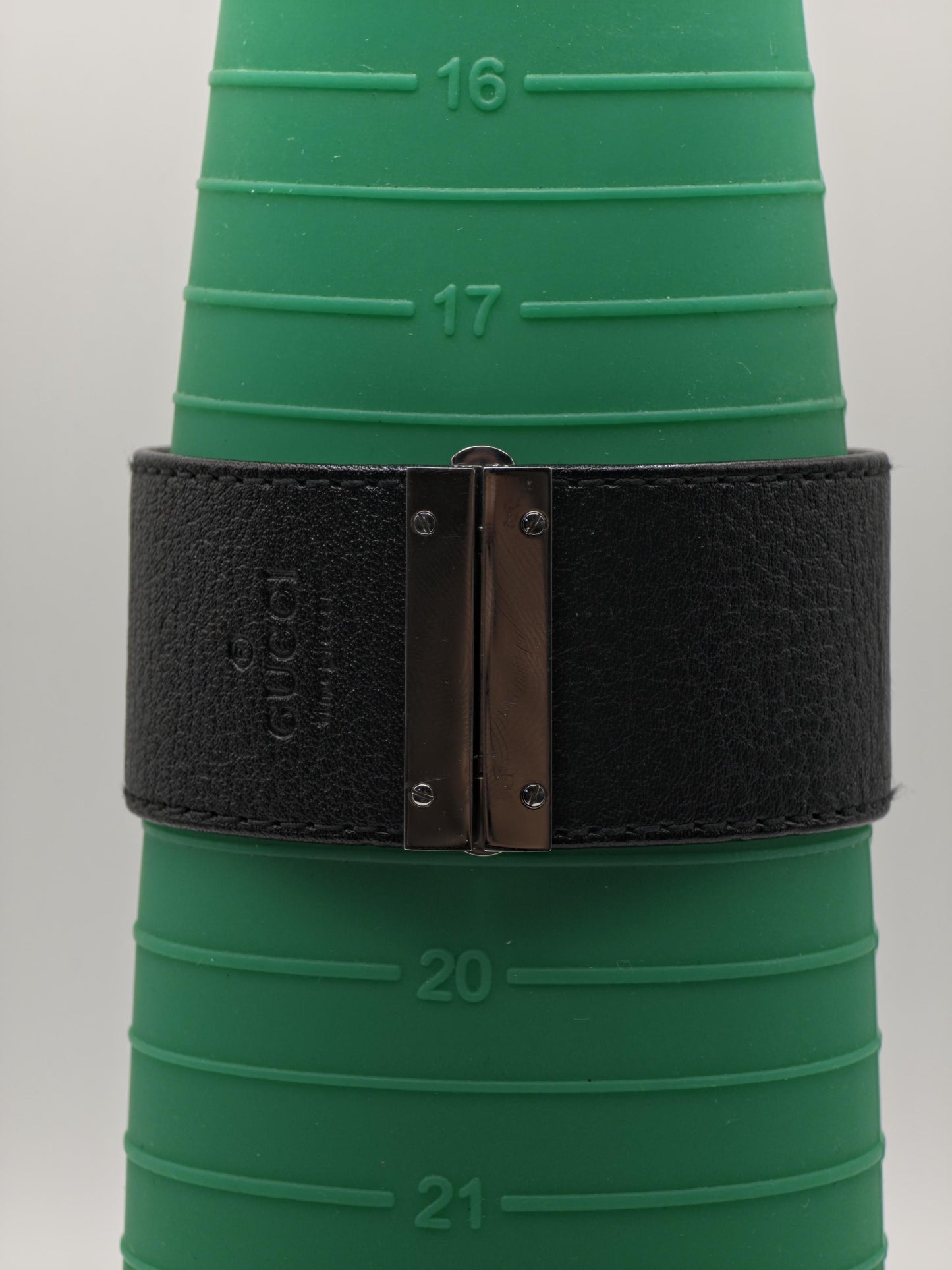 Vintage Gucci Women's Black Dial Wide Leather Cuff Quartz Watch Swiss Made - 424
