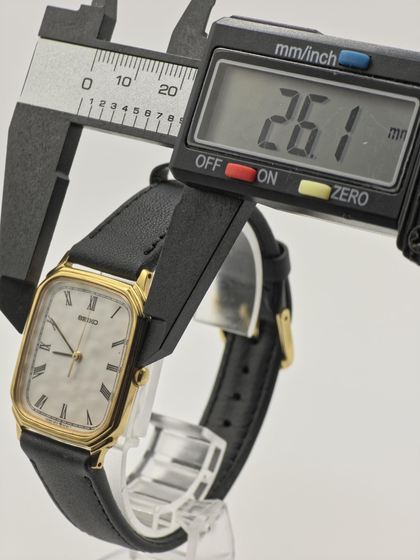 Vintage Seiko Women's / Unisex Quartz Roman Dial Gold Tone Dress Watch - 389