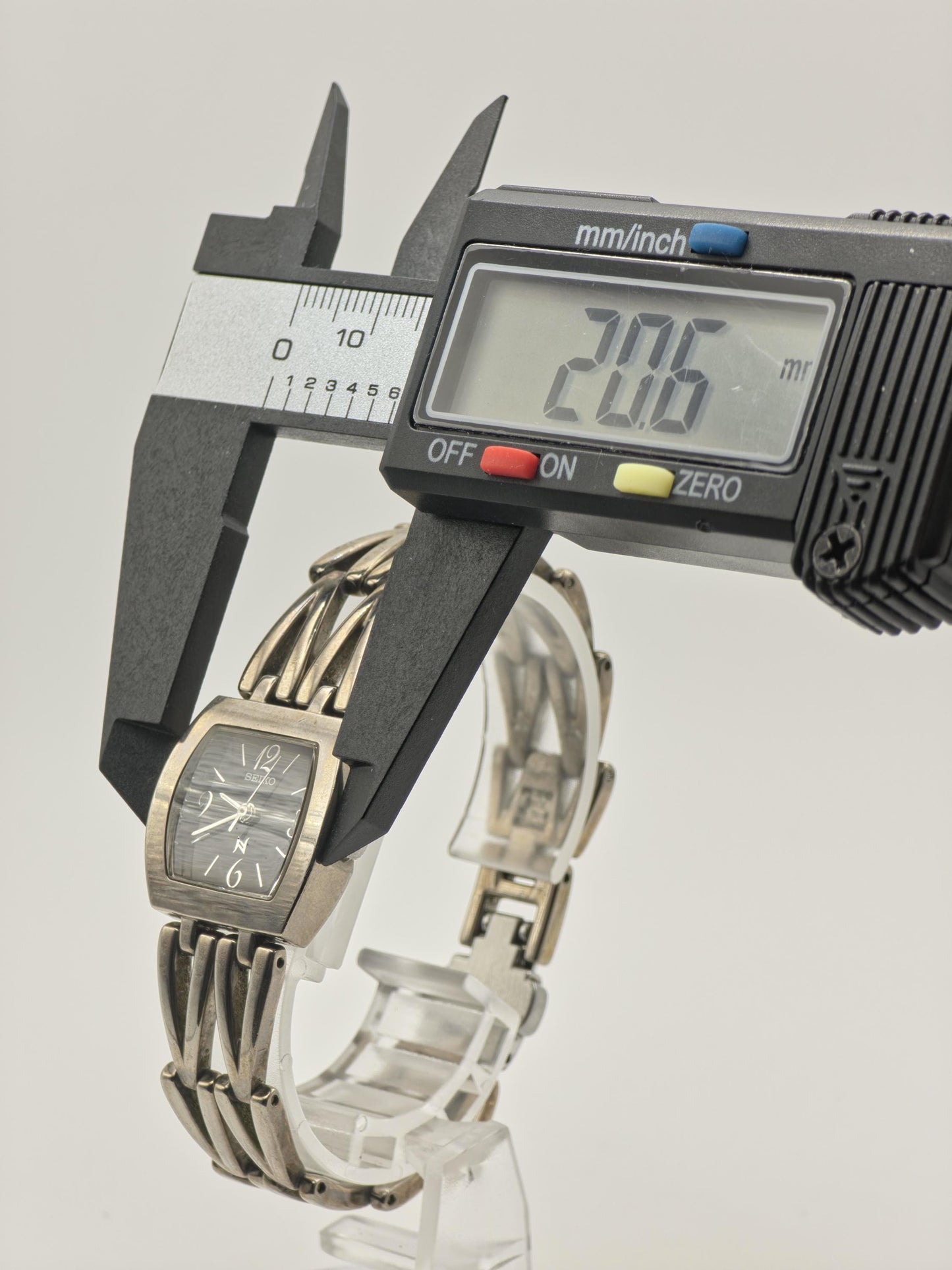 Vintage Seiko Quartz Silver Tone Bangle Women's Dress Watch Japan - 397